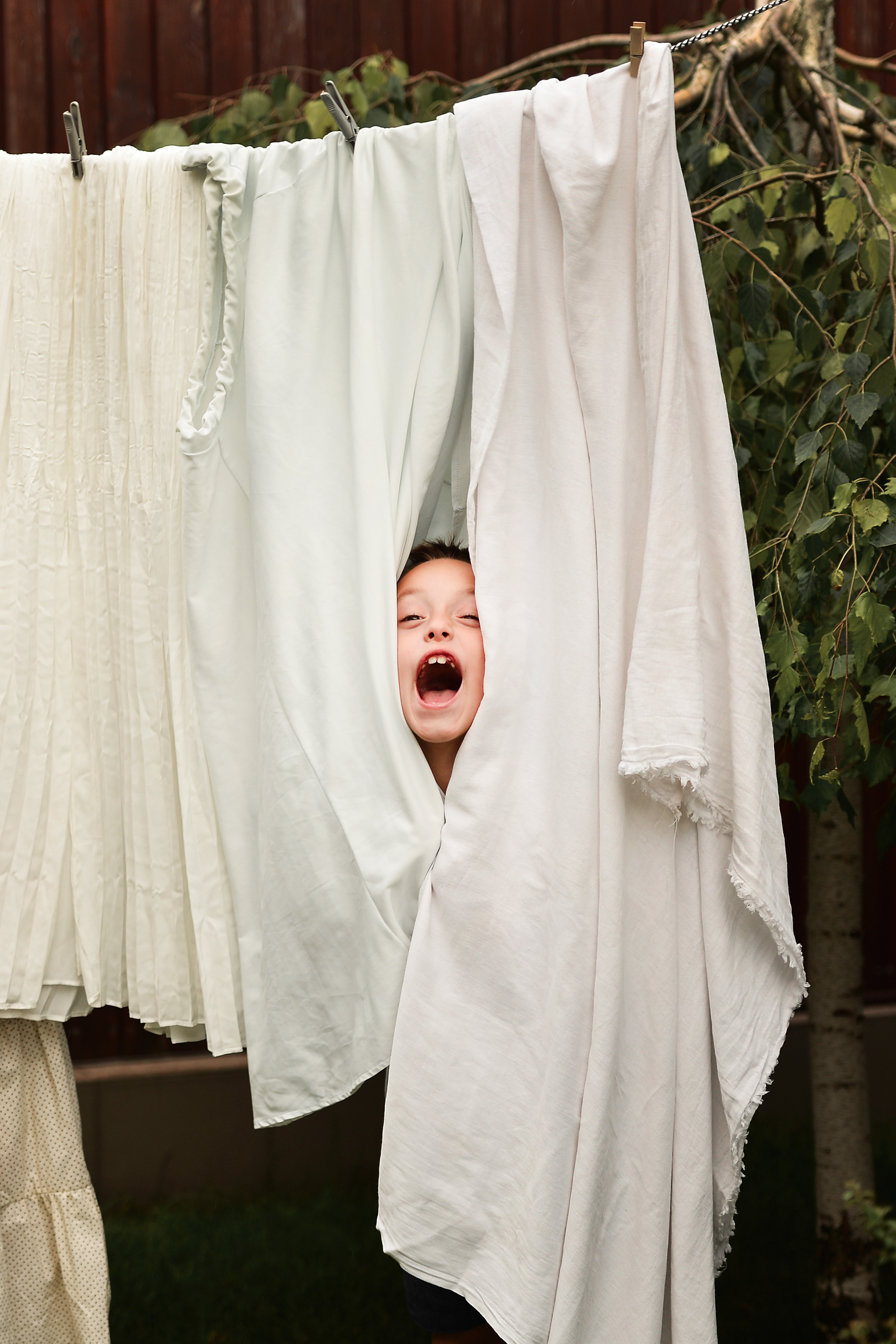 Мама и сын_стирка в саду. Фотограф Натали Кошевая _ Днепр, Подгородное