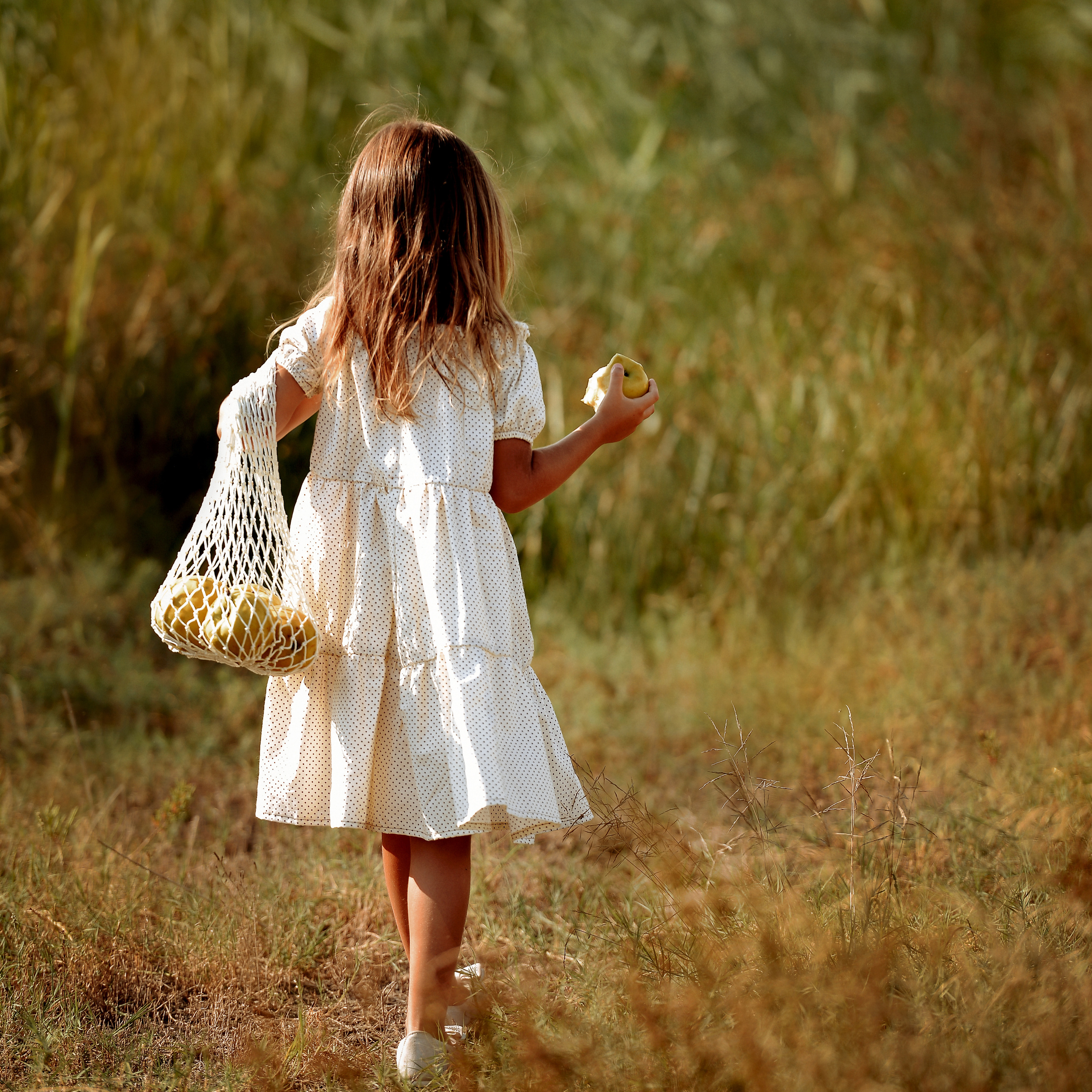 Девочка и яблочко. Фотограф Натали Кошевая _ Днепр, Подгородное