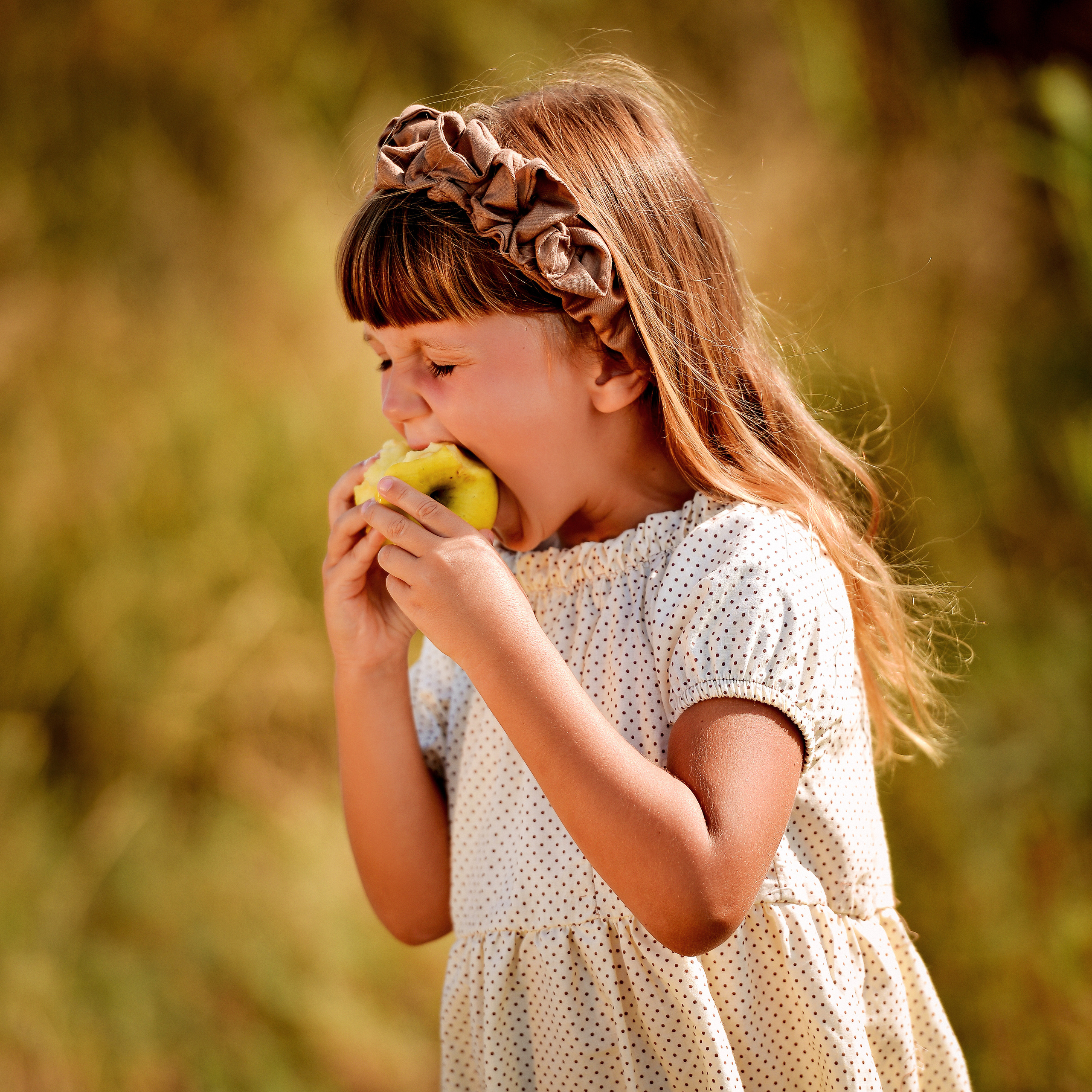 Девочка и яблочко. Фотограф Натали Кошевая _ Днепр, Подгородное