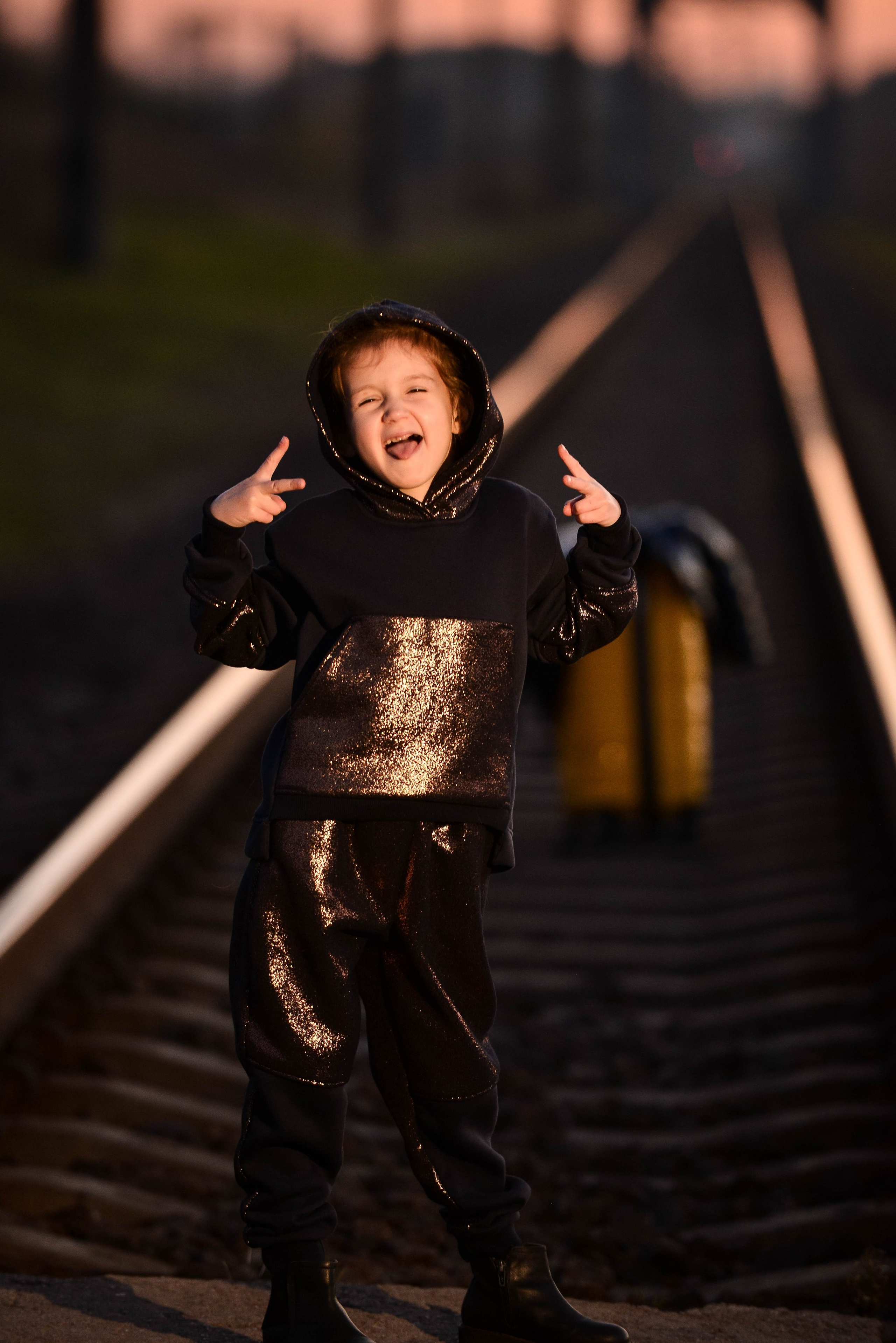 Жёлтый чемодан. Фотограф Натали Кошевая _ Днепр, Подгородное