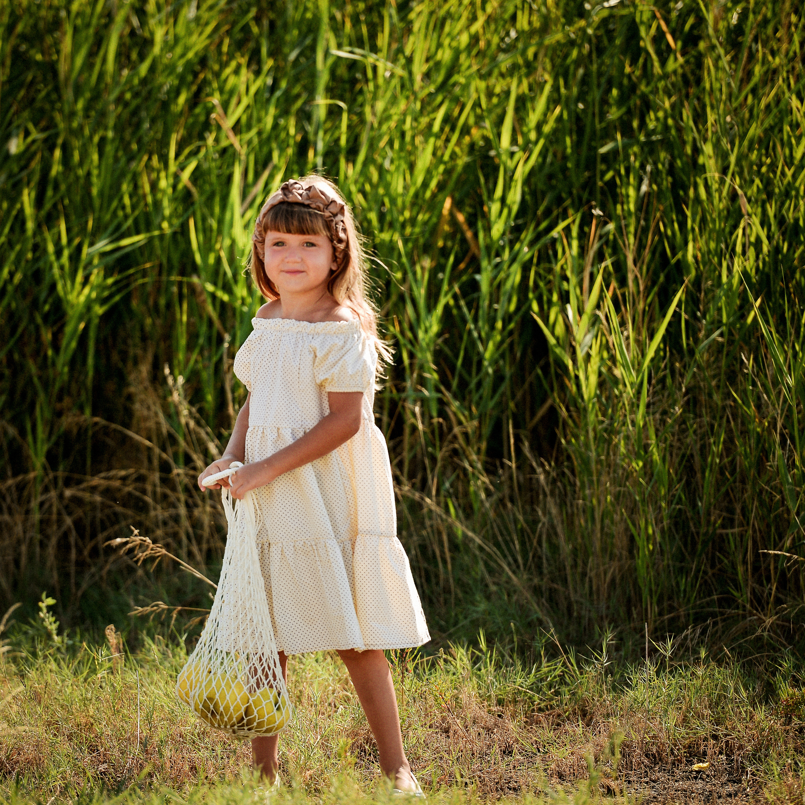 Девочка и яблочко. Фотограф Натали Кошевая _ Днепр, Подгородное