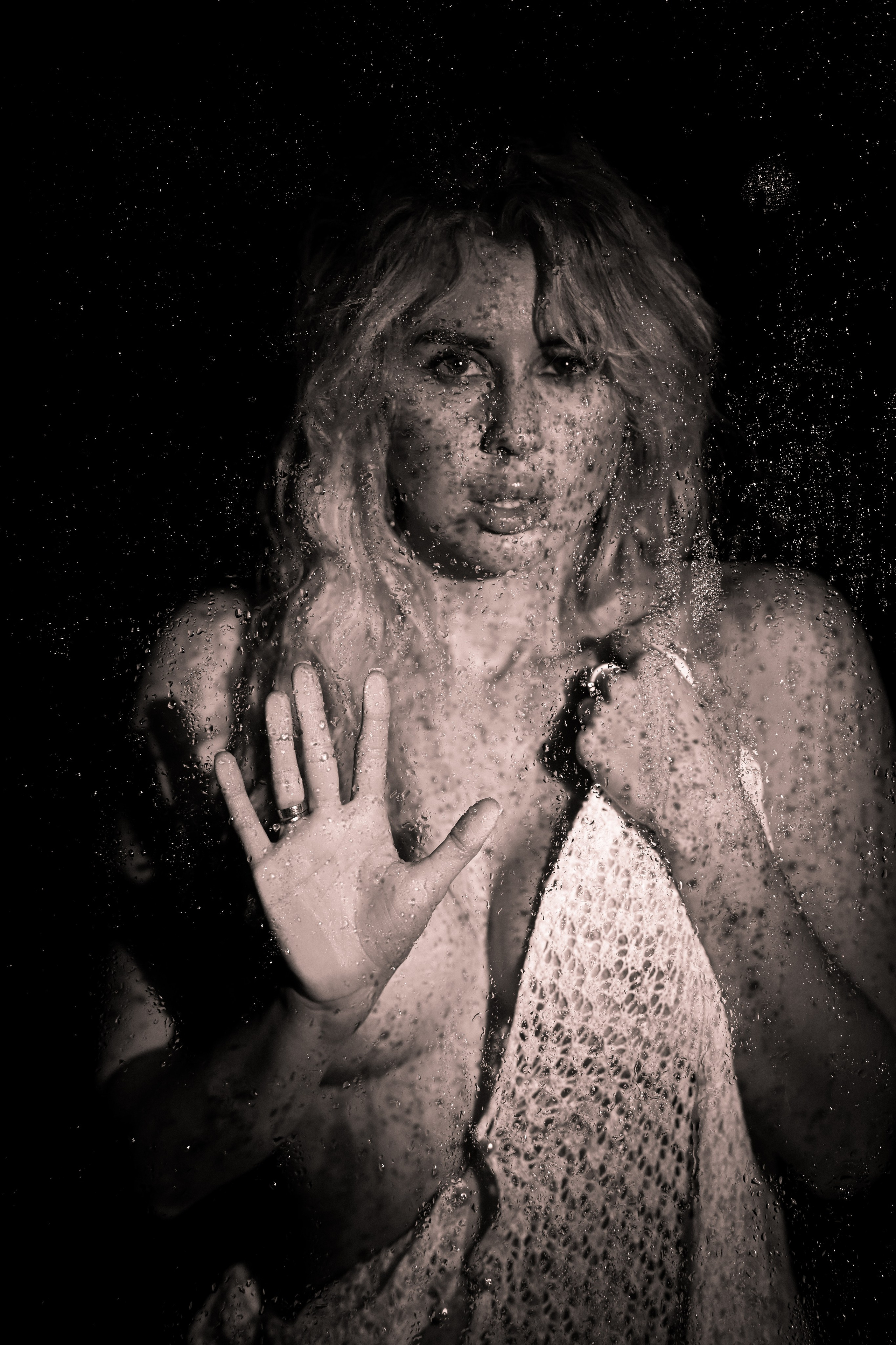 За стеклом. Фотограф Натали Кошевая _ Днепр, Подгородное