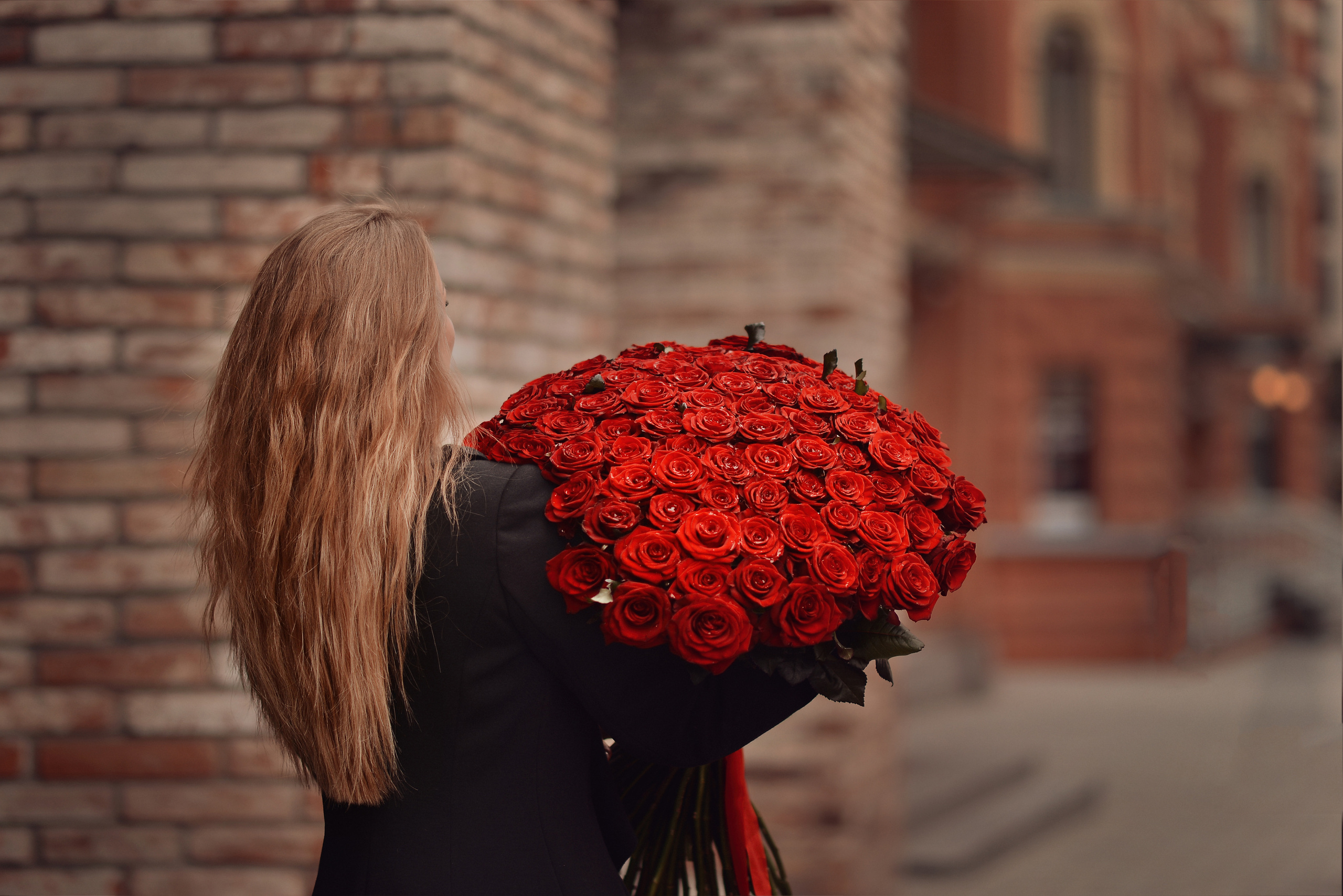 Город, девушка и шикарный букет. Фотограф Натали Кошевая _ Днепр, Подгородное