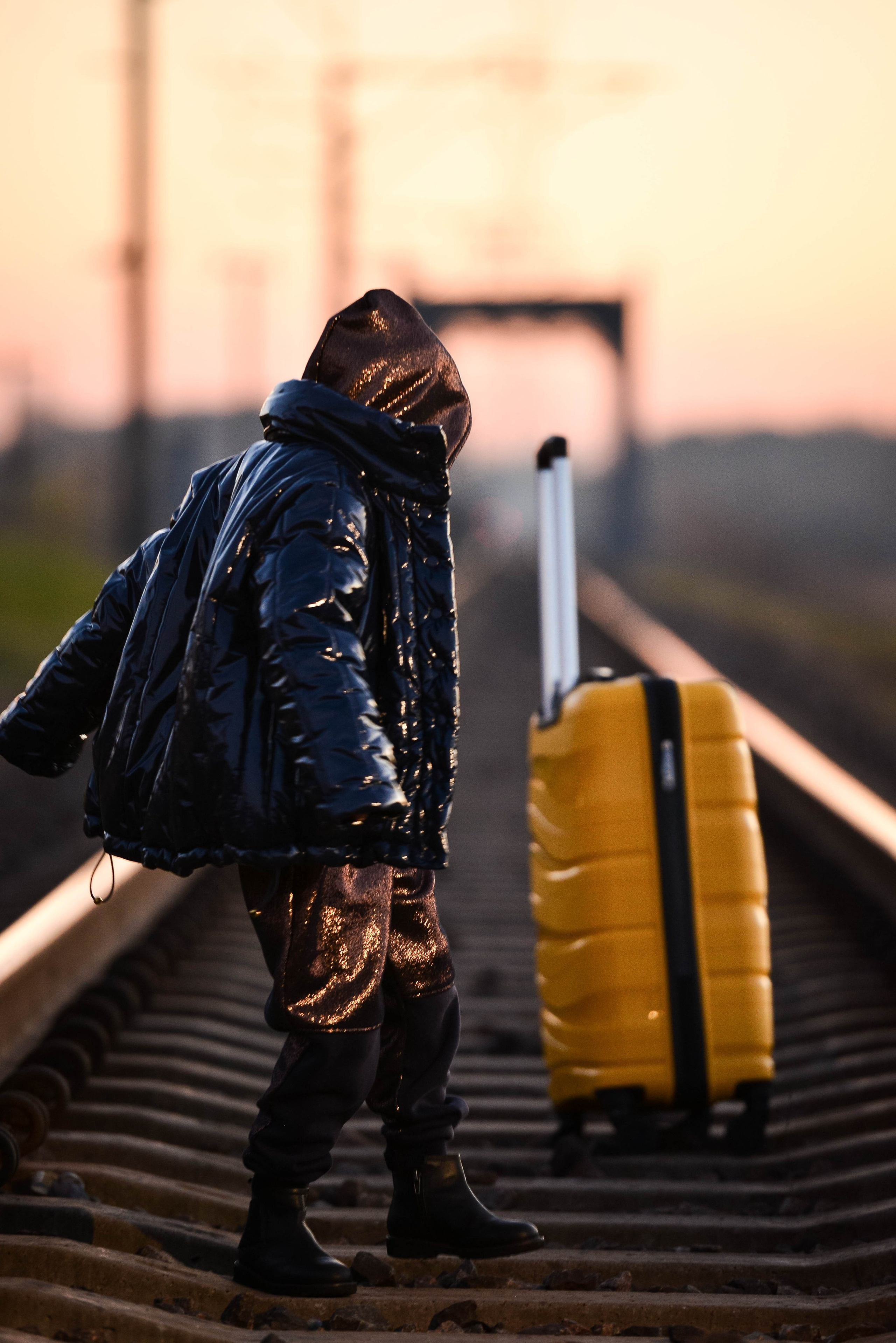 Жёлтый чемодан. Фотограф Натали Кошевая _ Днепр, Подгородное