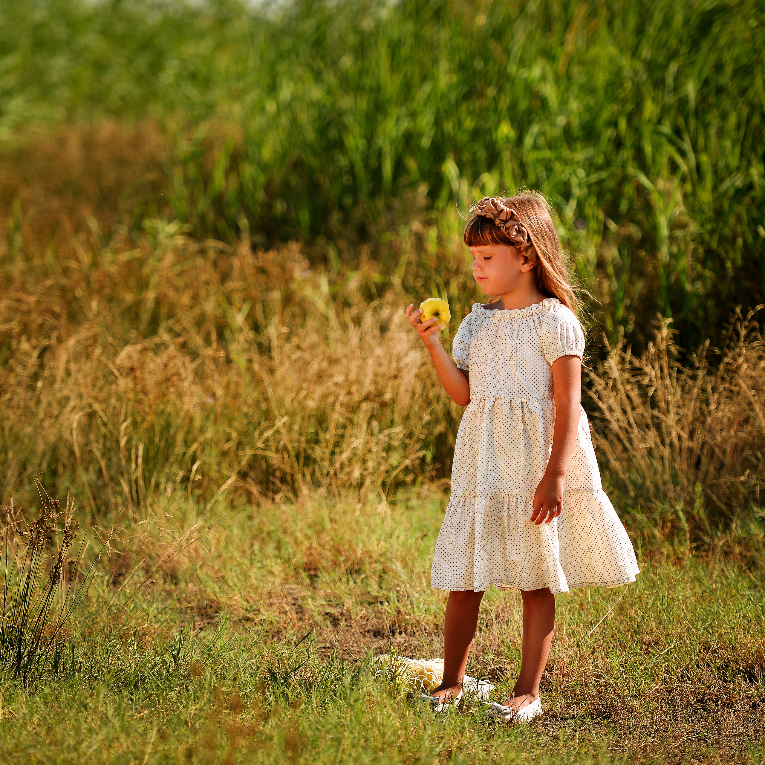 Девочка и яблочко. Фотограф Натали Кошевая _ Днепр, Подгородное