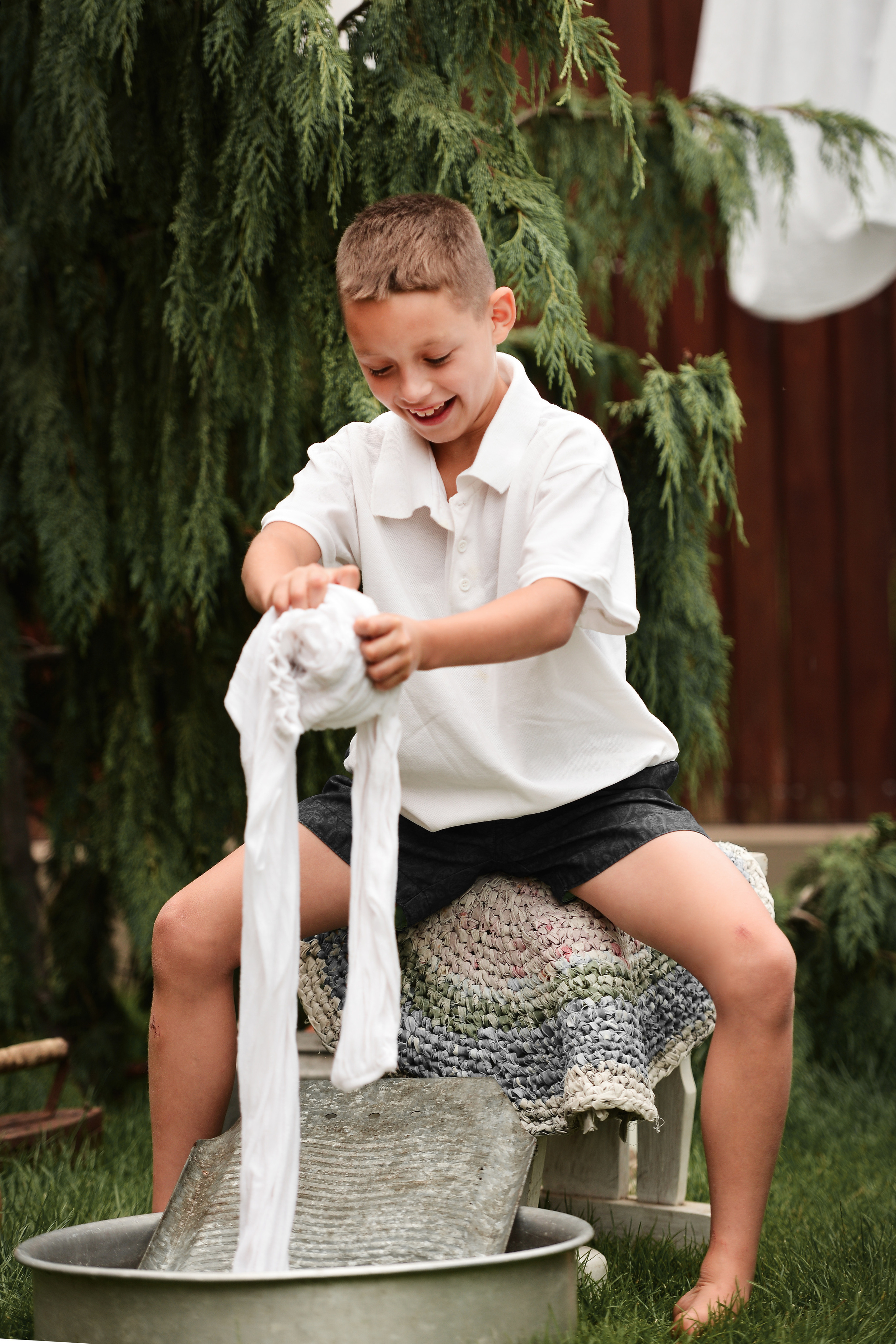 Мама и сын_стирка в саду. Фотограф Натали Кошевая _ Днепр, Подгородное