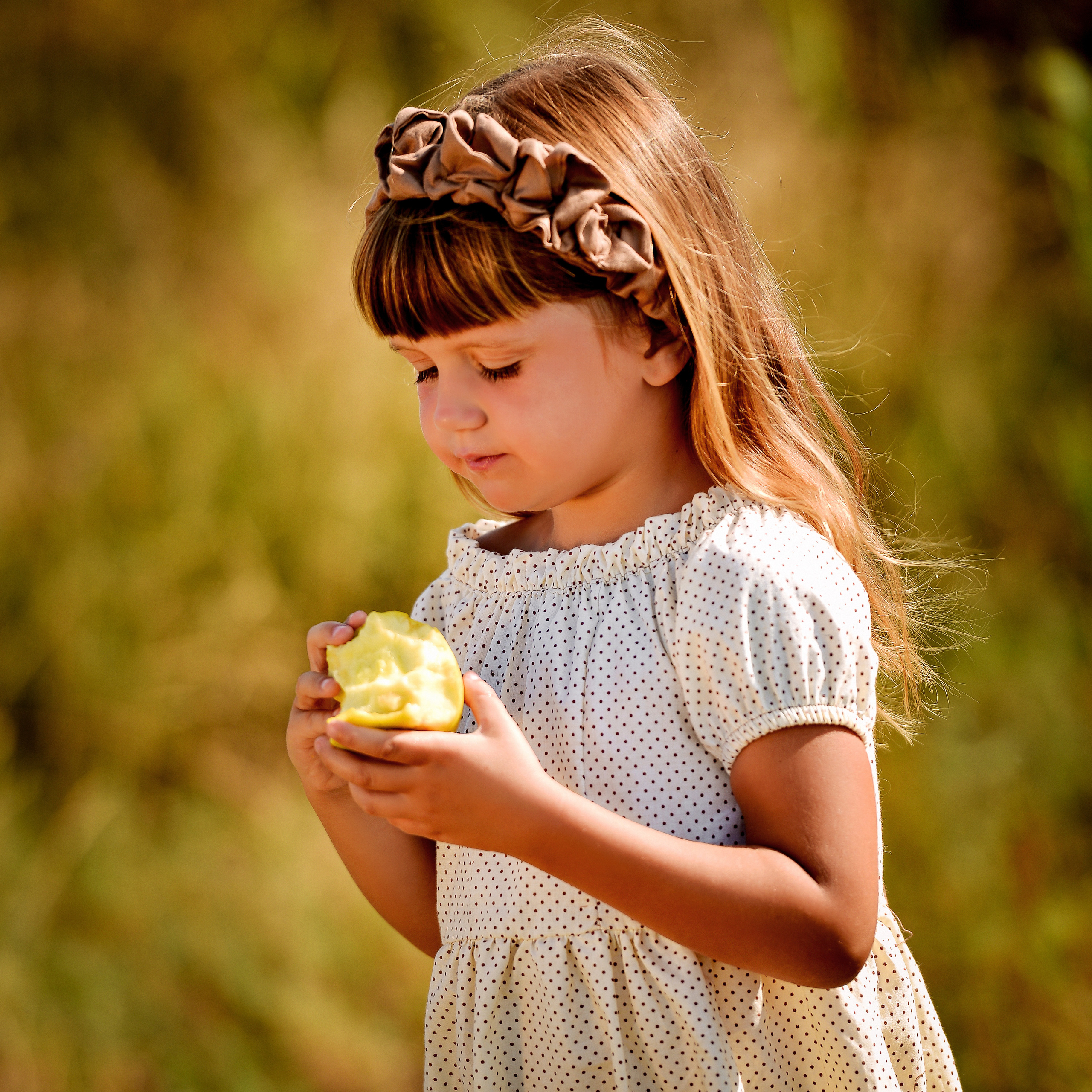 Девочка и яблочко. Фотограф Натали Кошевая _ Днепр, Подгородное
