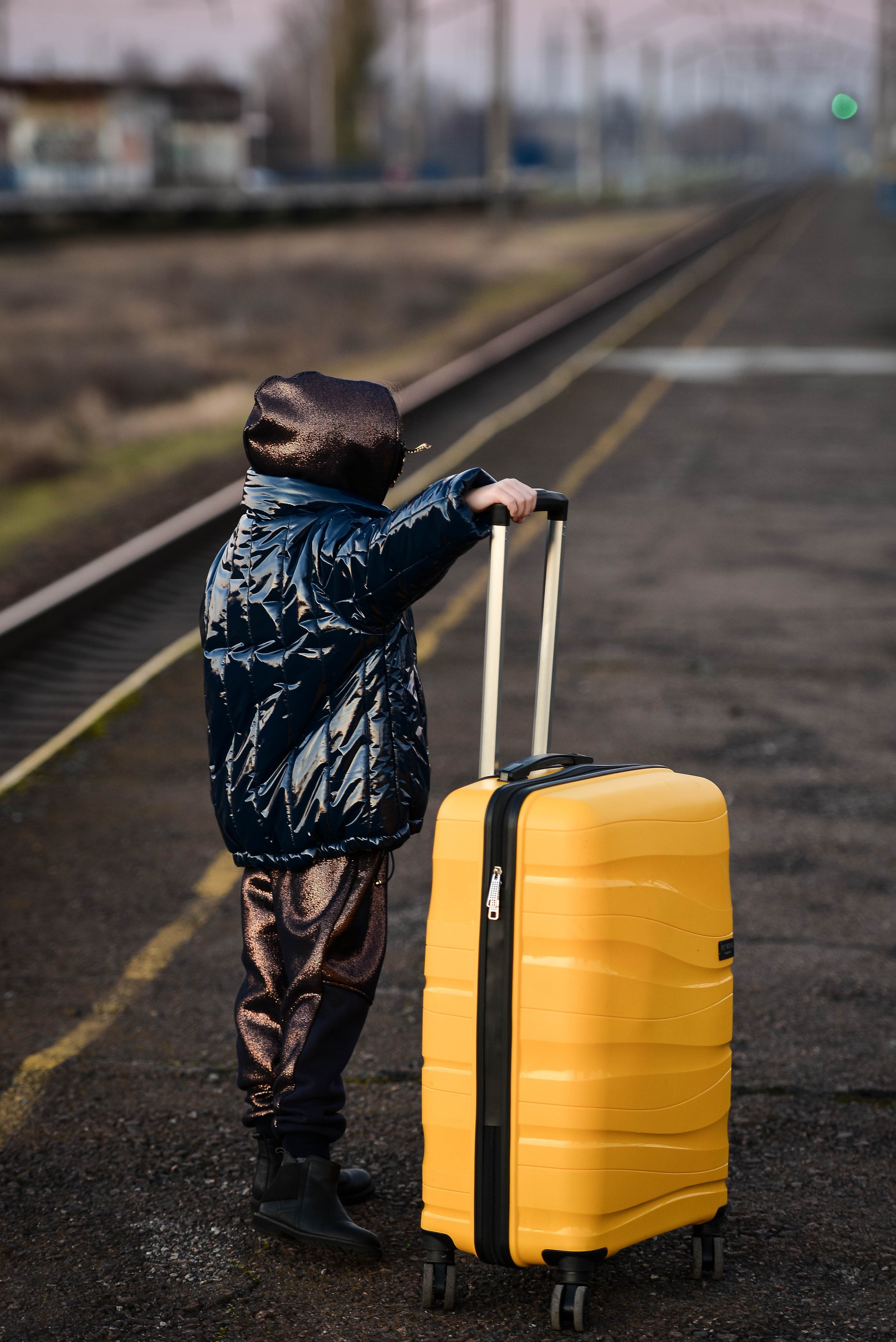 Жёлтый чемодан. Фотограф Натали Кошевая _ Днепр, Подгородное