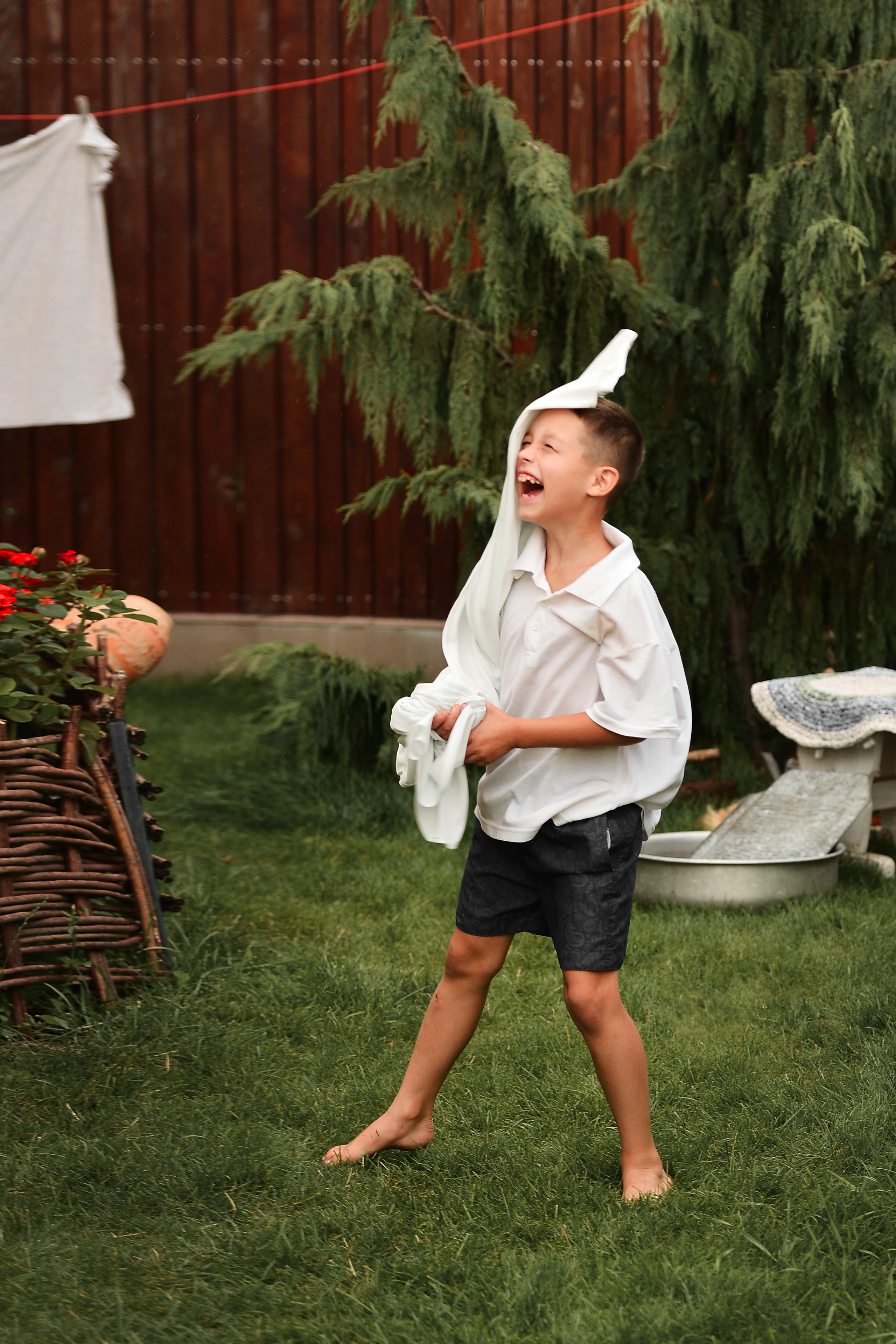 Мама и сын_стирка в саду. Фотограф Натали Кошевая _ Днепр, Подгородное