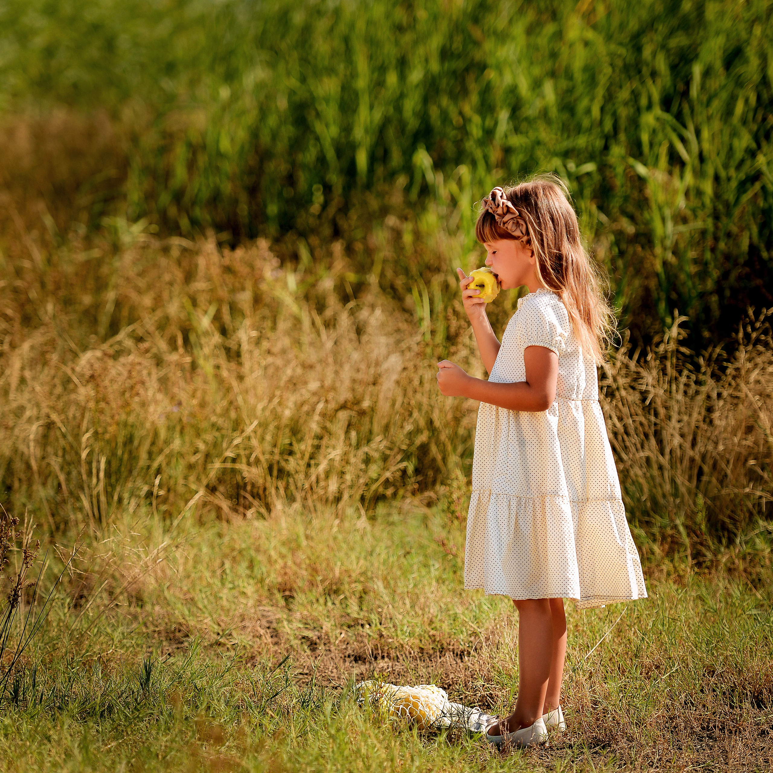 Девочка и яблочко. Фотограф Натали Кошевая _ Днепр, Подгородное