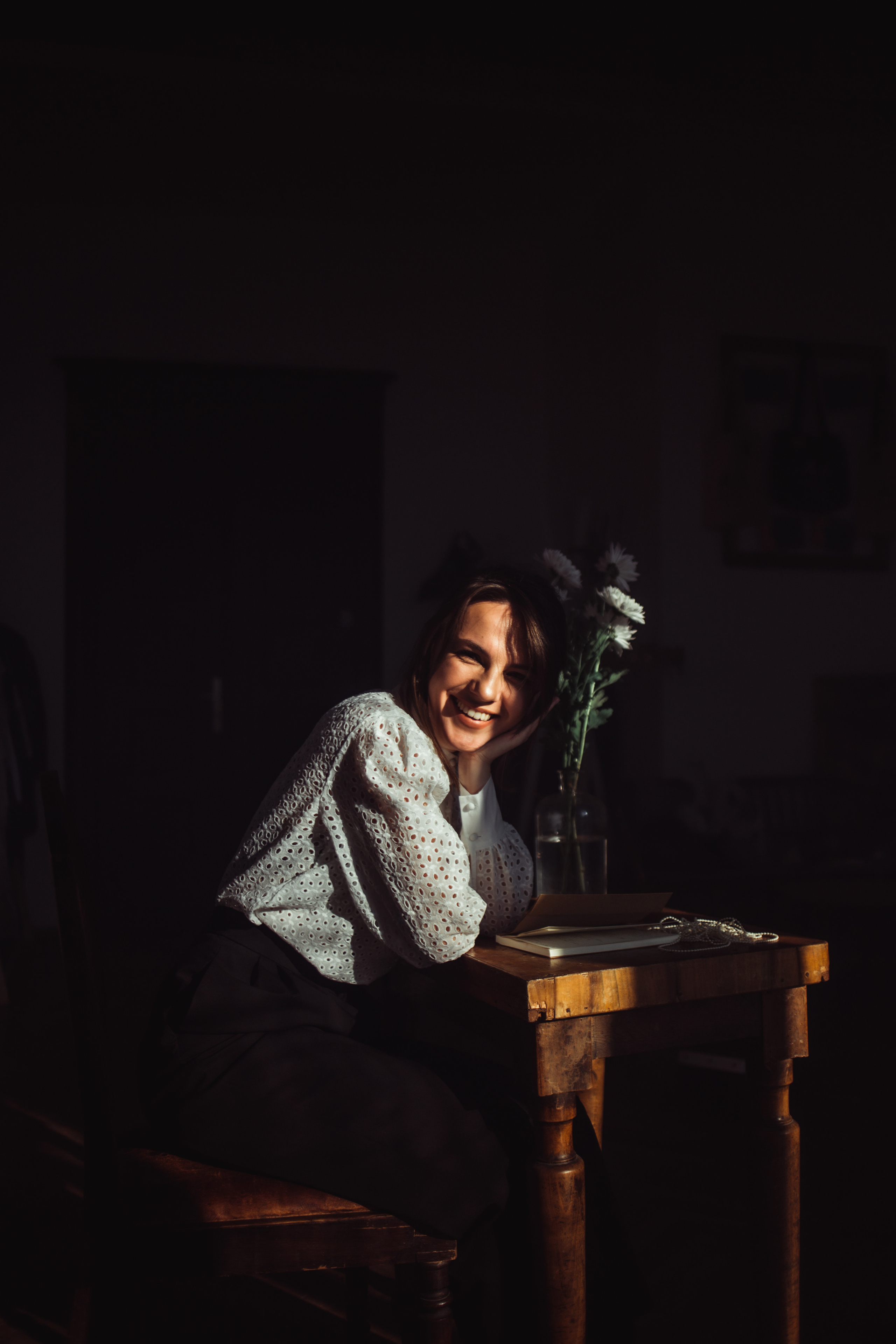 Атмосфера. Фотограф у студії, бізнес-портрети, контент для твого блогу чи бізнесу