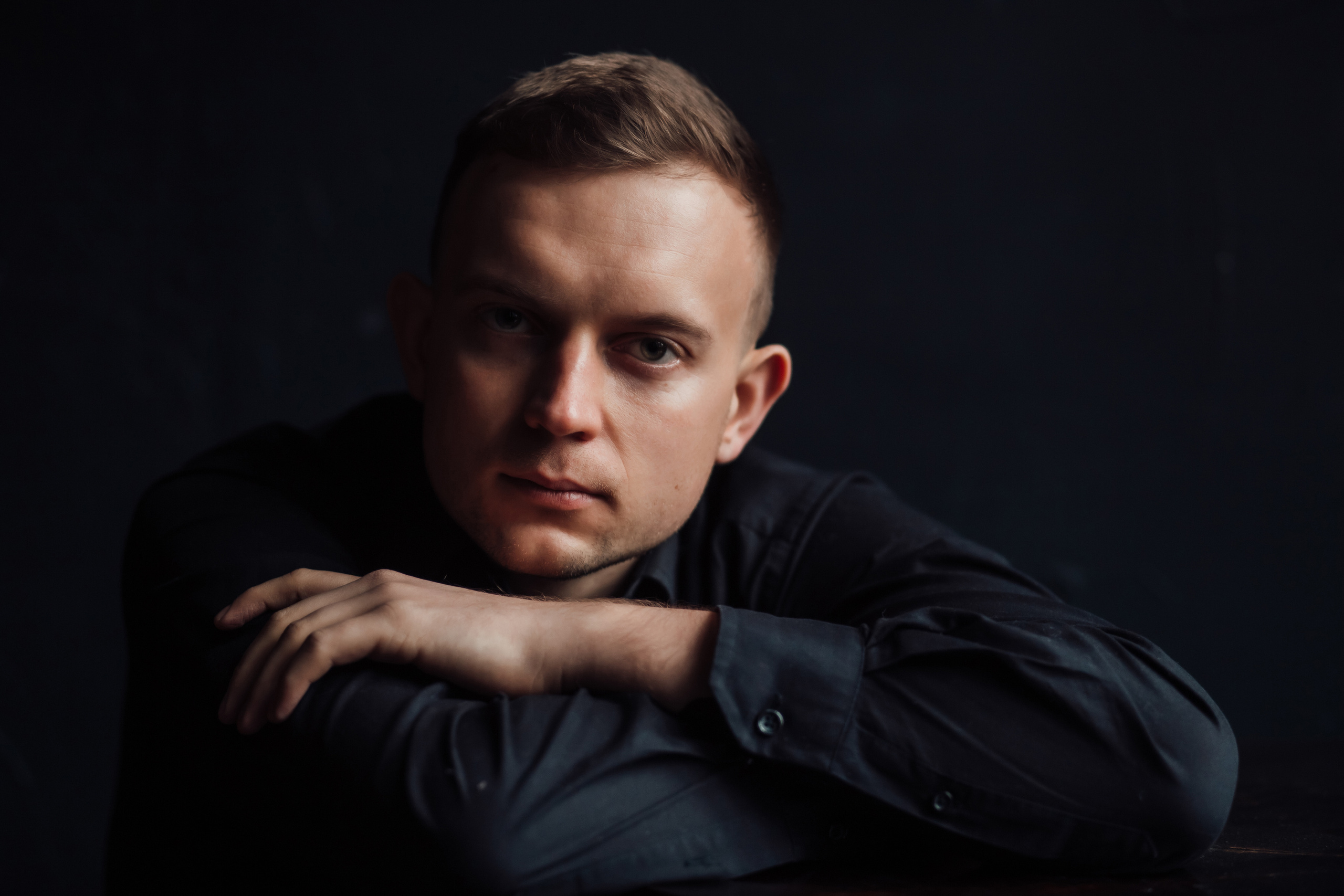 Фотограф у студії, бізнес-портрети, контент для твого блогу чи бізнесу