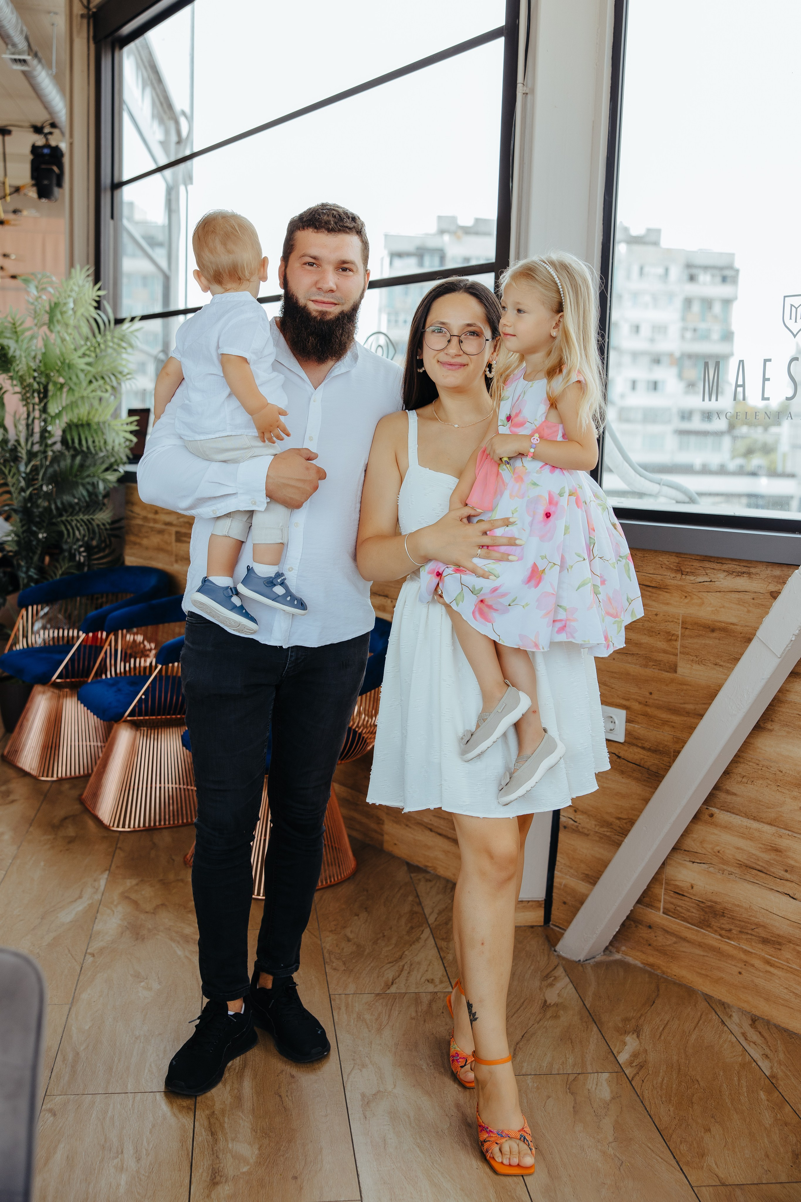 Nicoleta. Fotograf de nuntă și evenimente private!