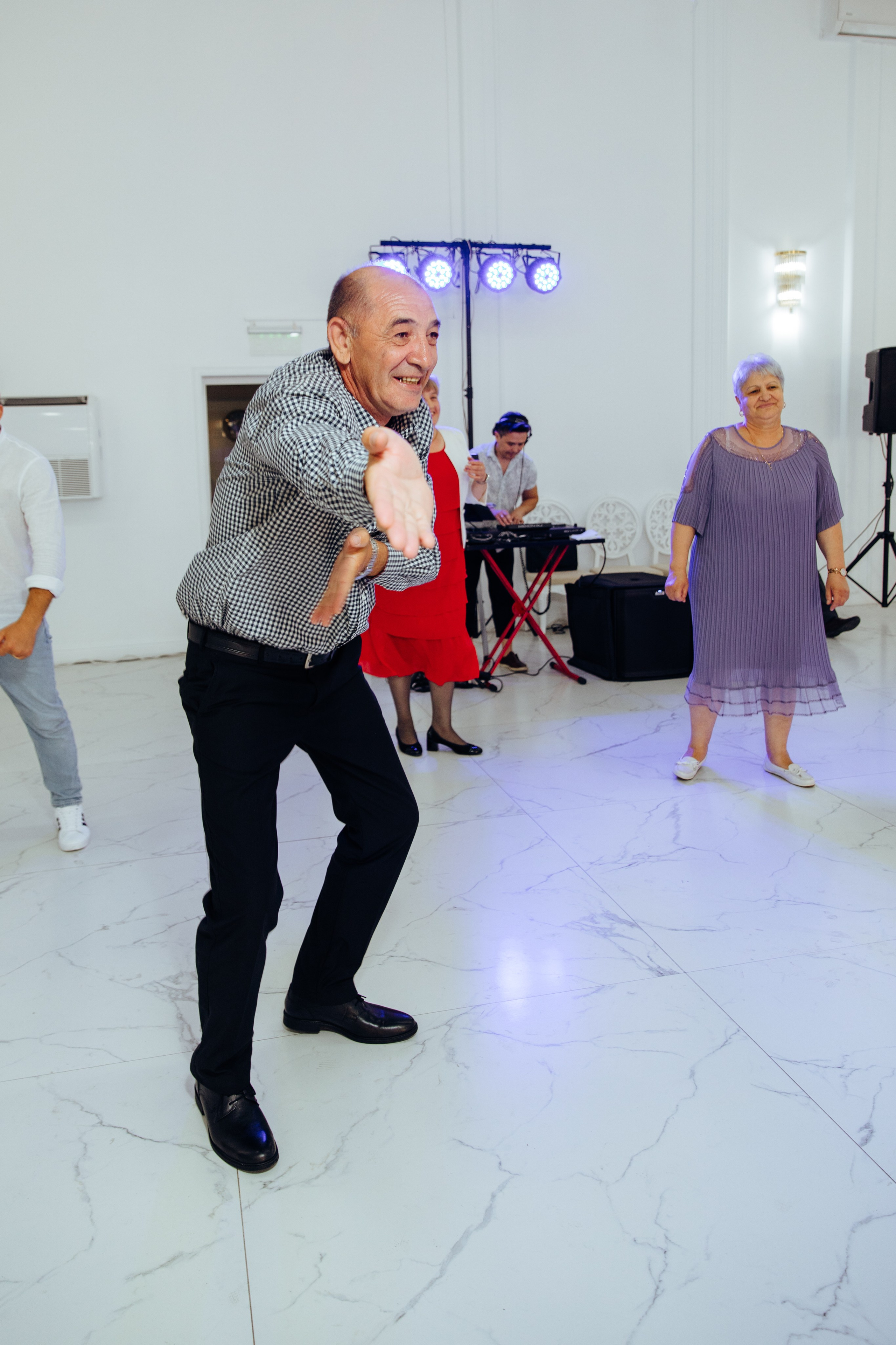 Ionel-Alessandro. Fotograf de nuntă și evenimente private!