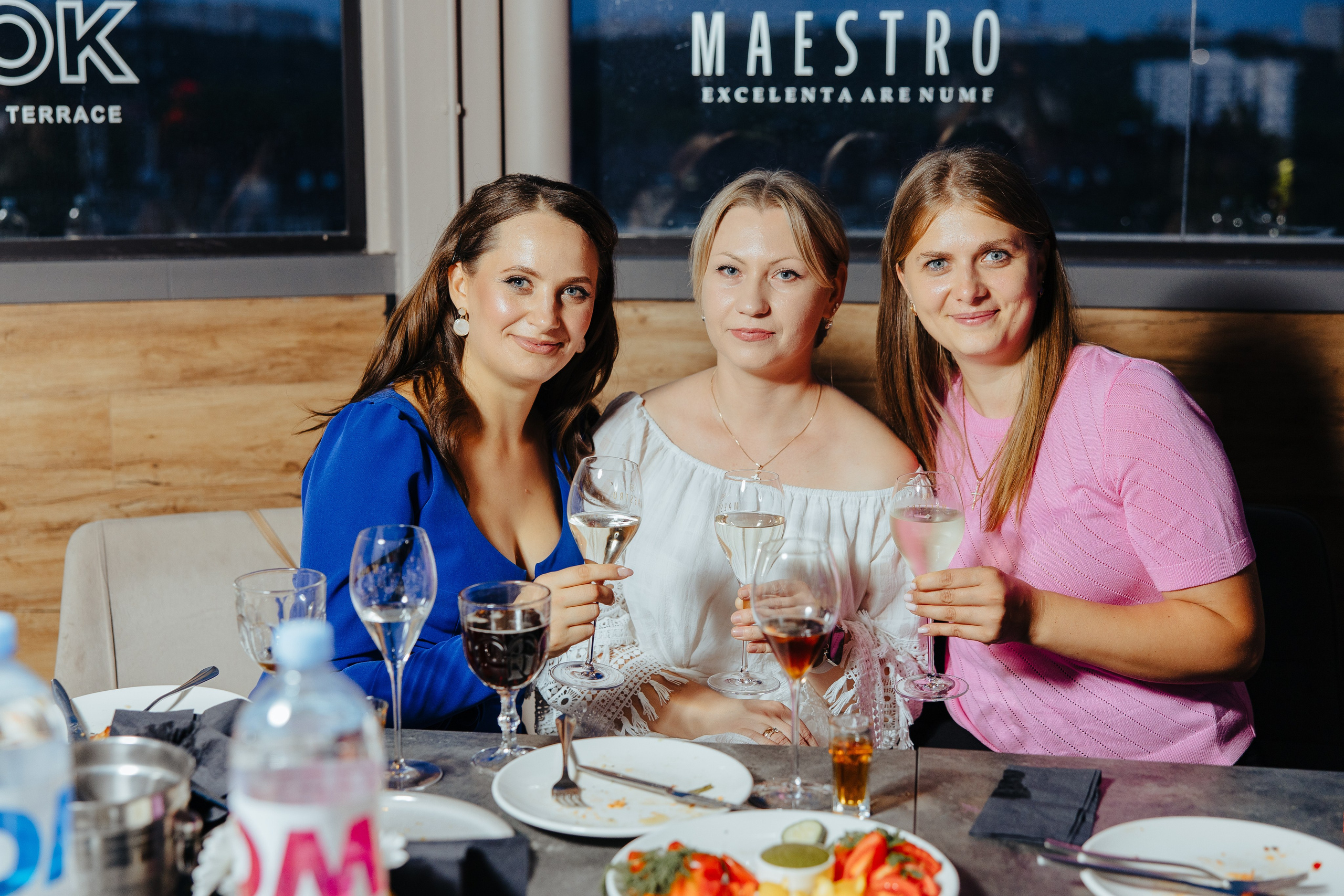 Nicoleta. Fotograf de nuntă și evenimente private!