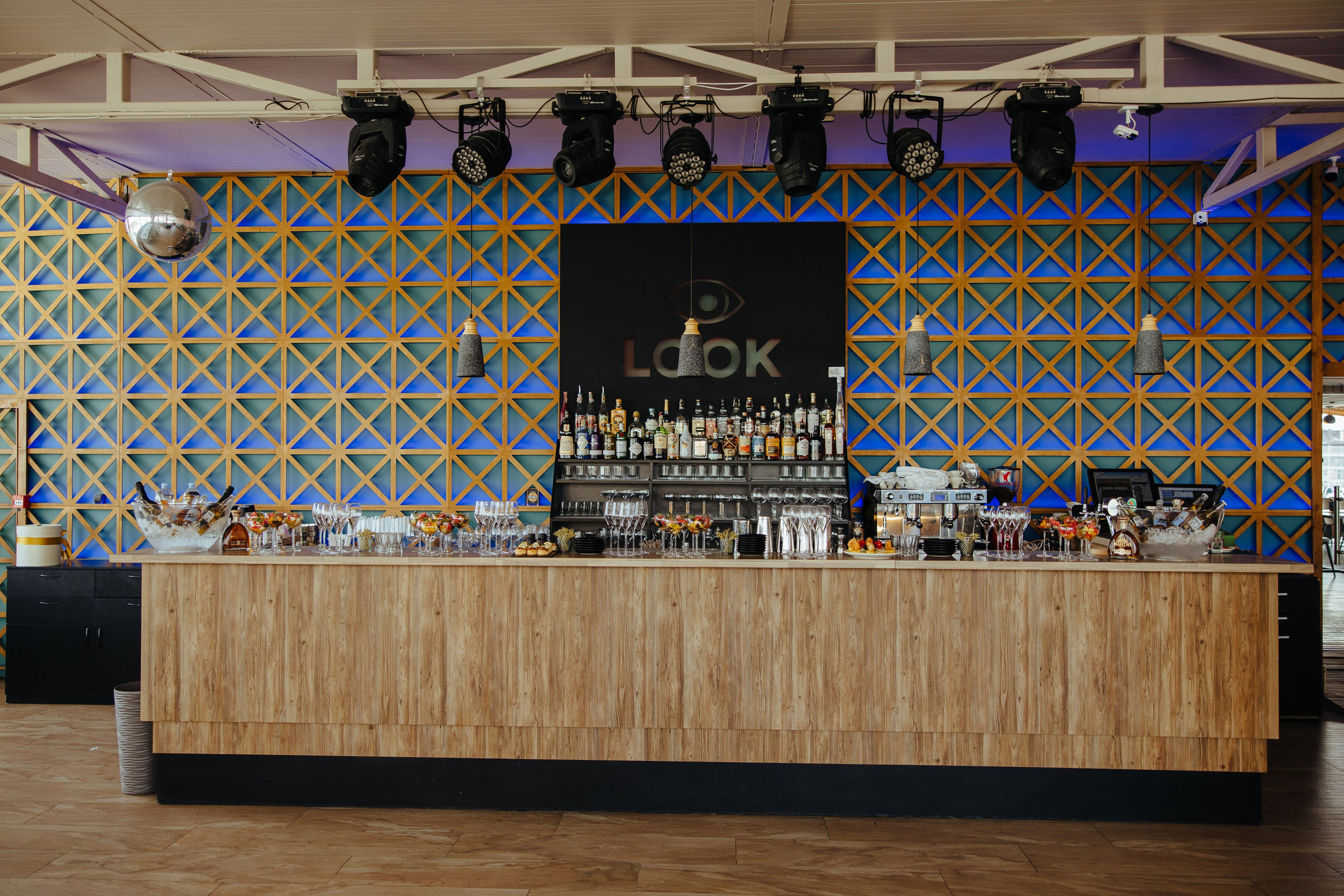 Nicoleta. Fotograf de nuntă și evenimente private!