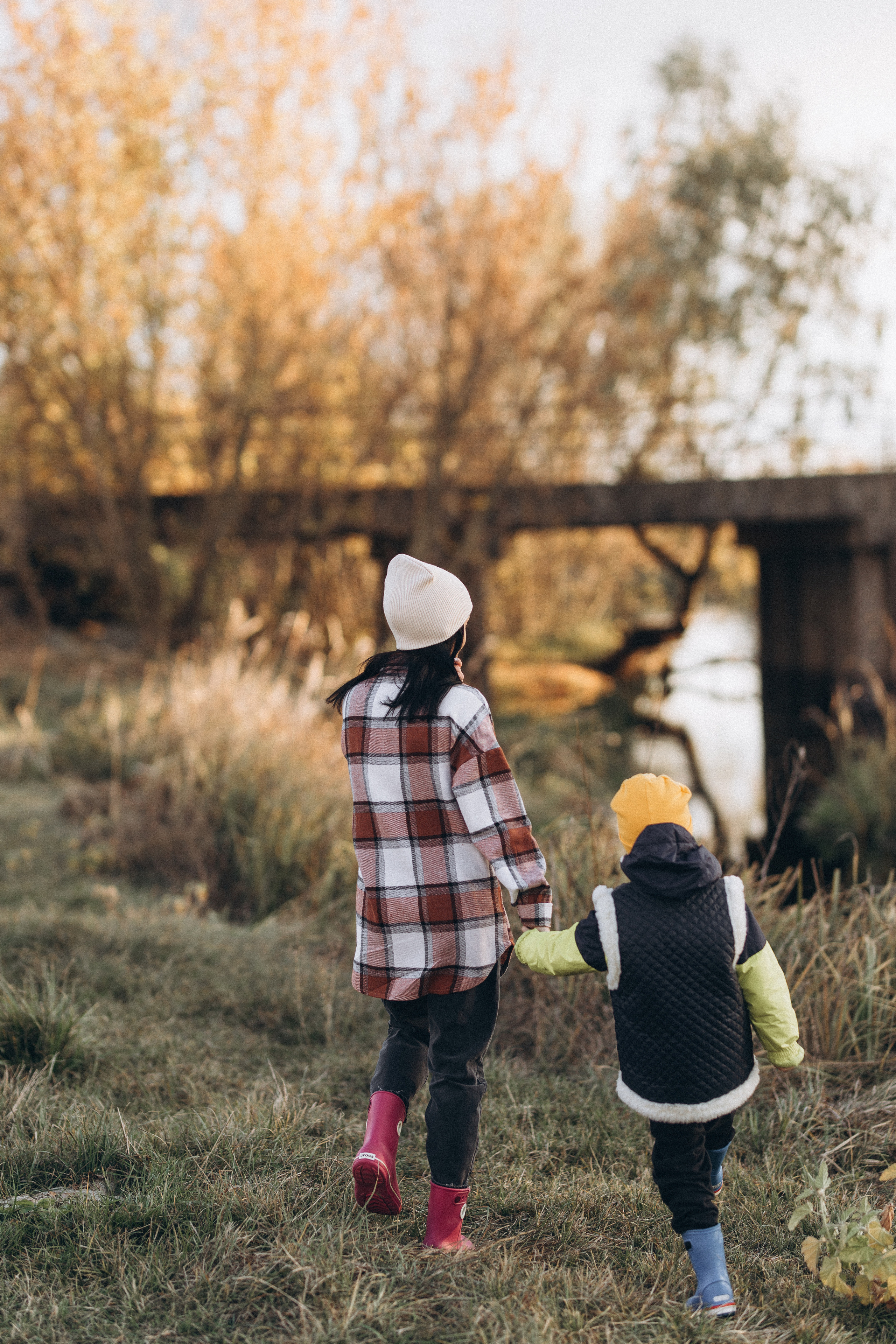 Herbstspaziergang am Fluss. Hochzeitsfotograf in Nürnberg, Bamberg, Deutschland