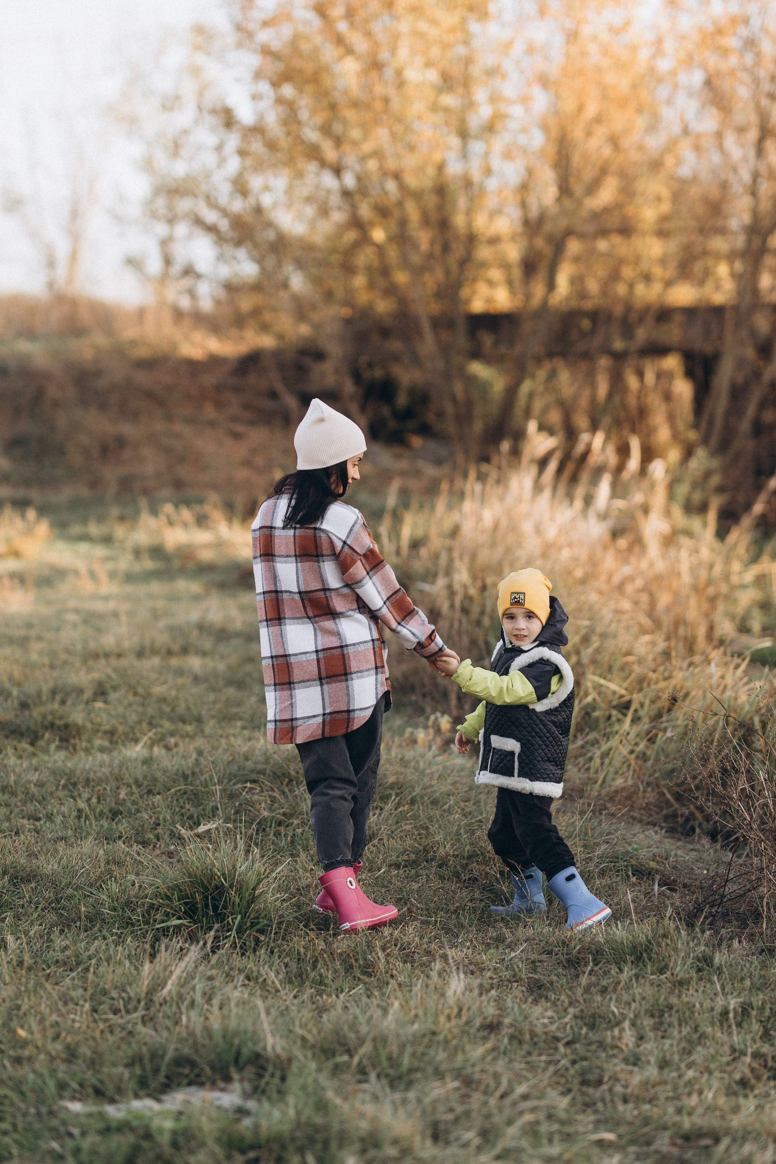 Herbstspaziergang am Fluss. Hochzeitsfotograf in Nürnberg, Bamberg, Deutschland