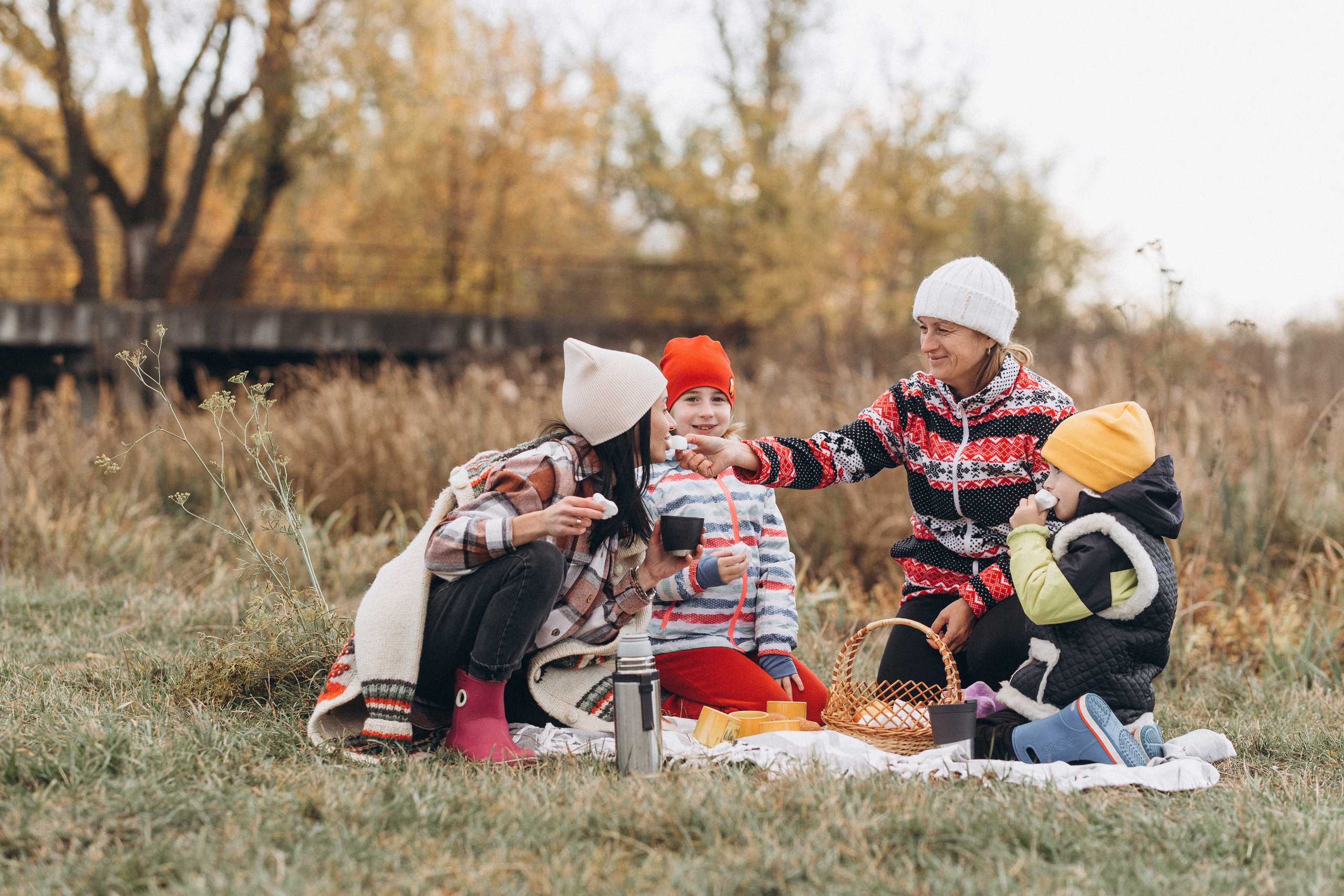 Herbstspaziergang am Fluss. Hochzeitsfotograf in Nürnberg, Bamberg, Deutschland