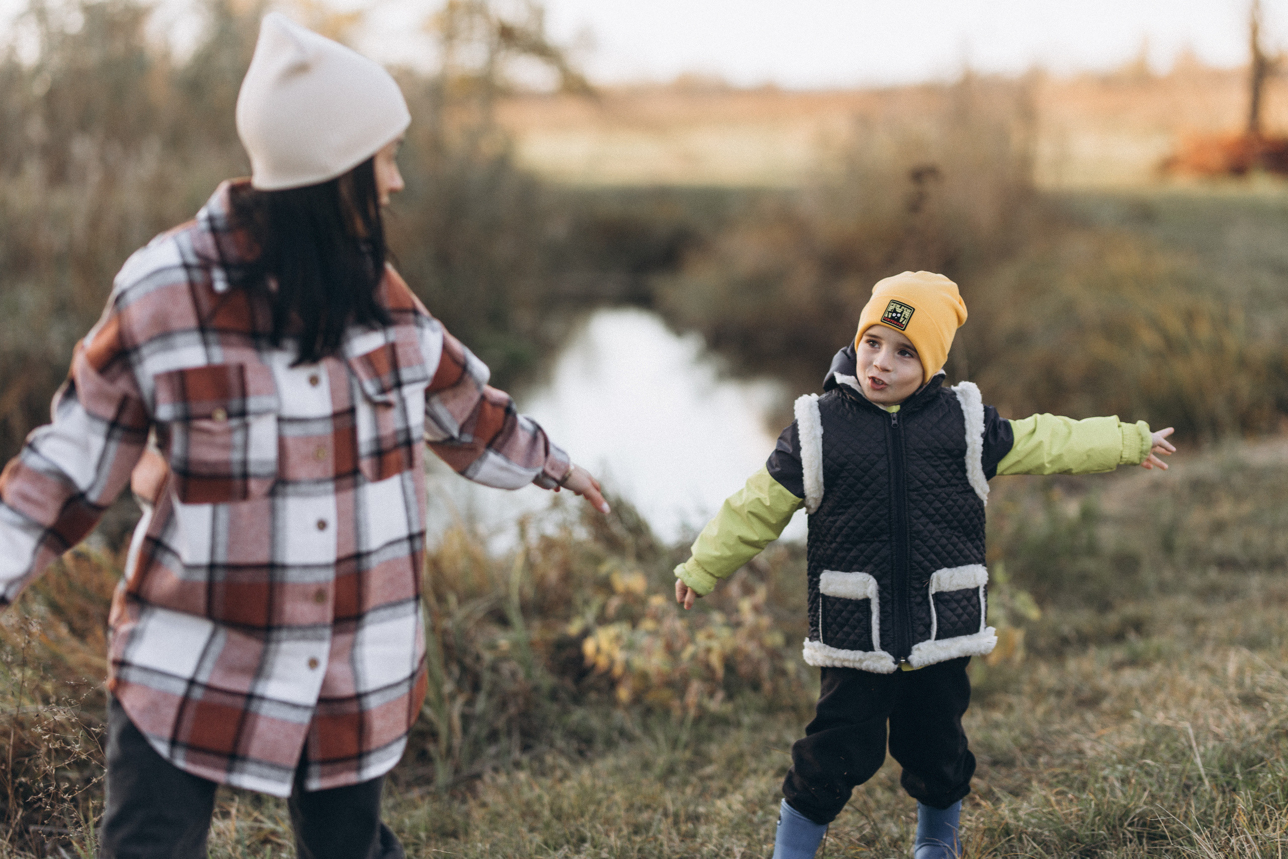 Herbstspaziergang am Fluss. Hochzeitsfotograf in Nürnberg, Bamberg, Deutschland