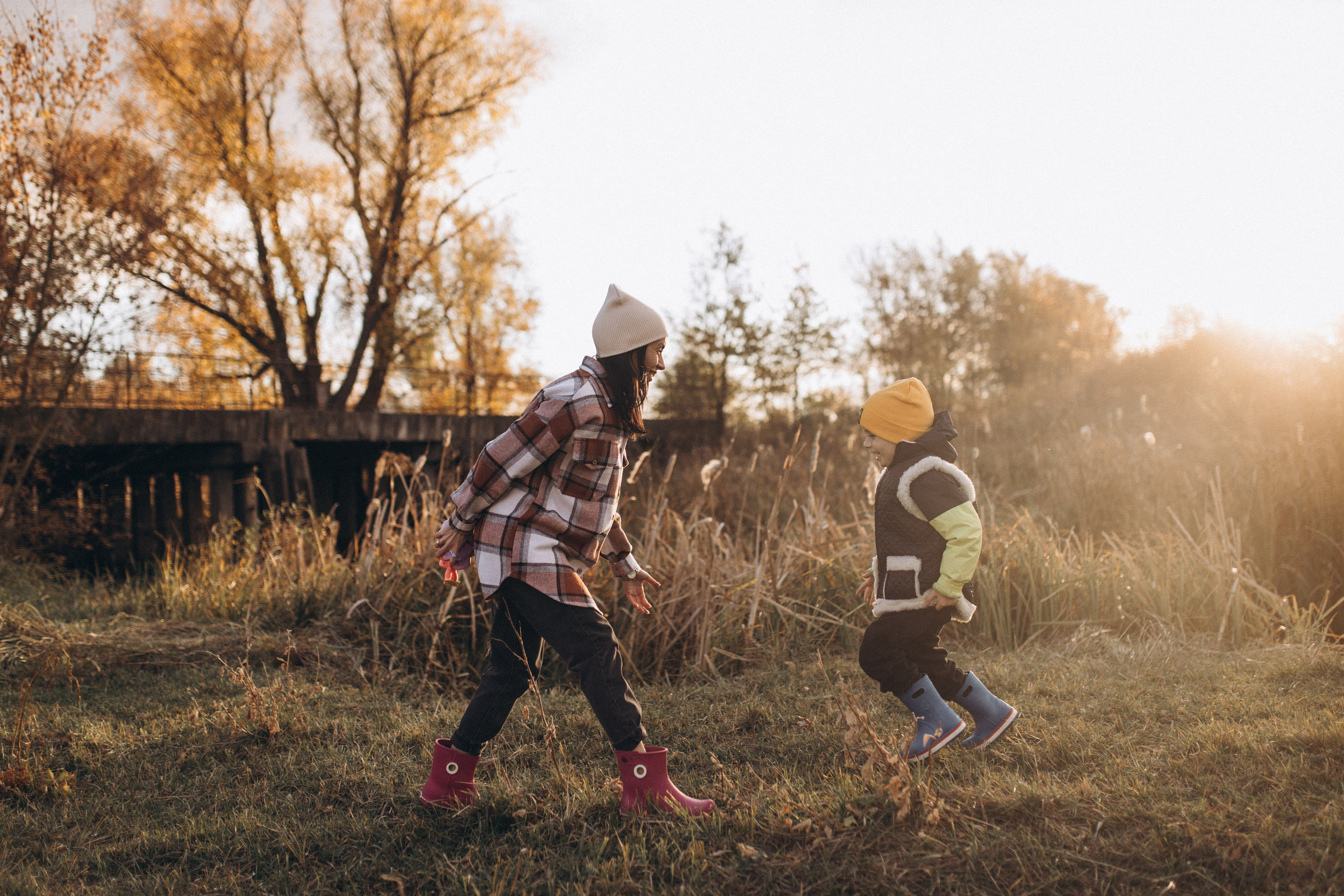 Herbstspaziergang am Fluss. Hochzeitsfotograf in Nürnberg, Bamberg, Deutschland