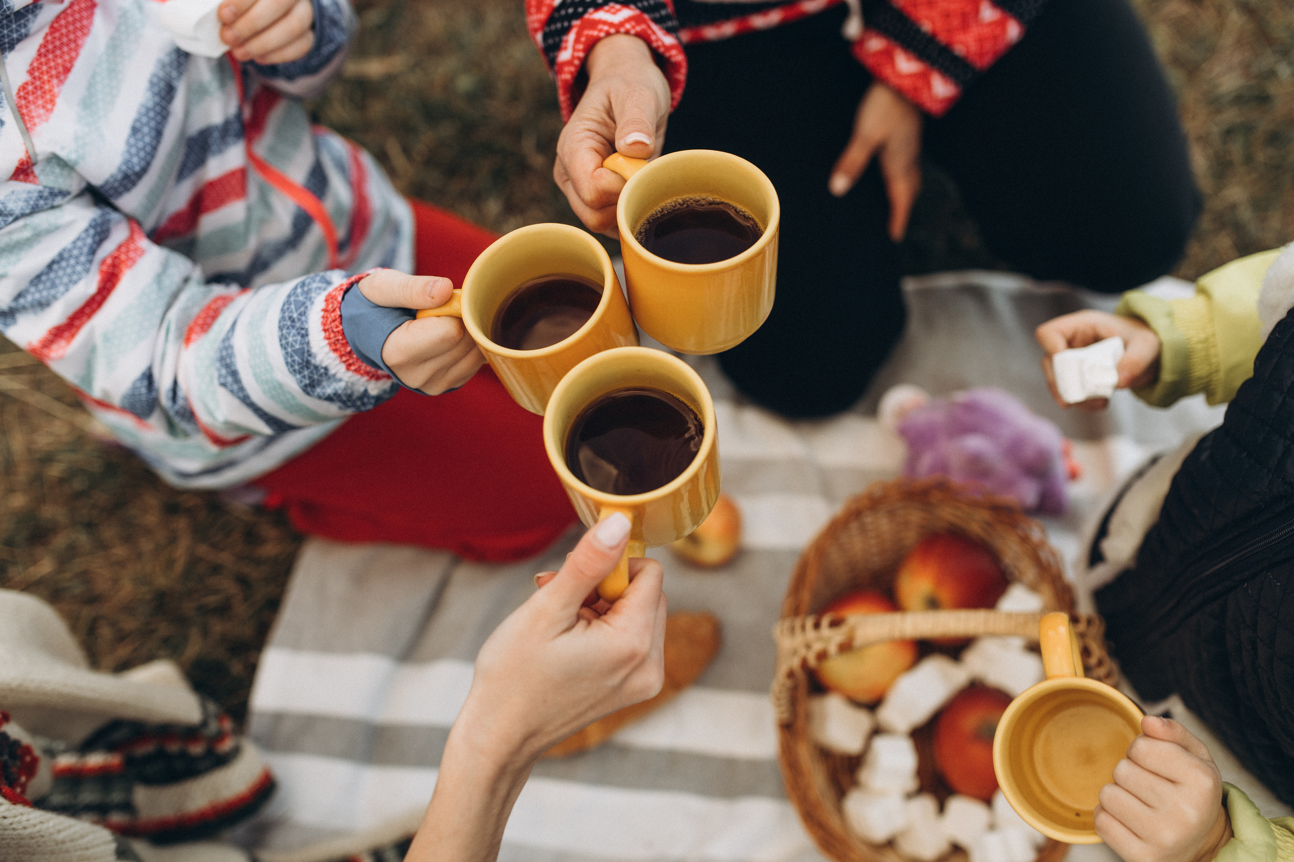 Herbstspaziergang am Fluss. Hochzeitsfotograf in Nürnberg, Bamberg, Deutschland