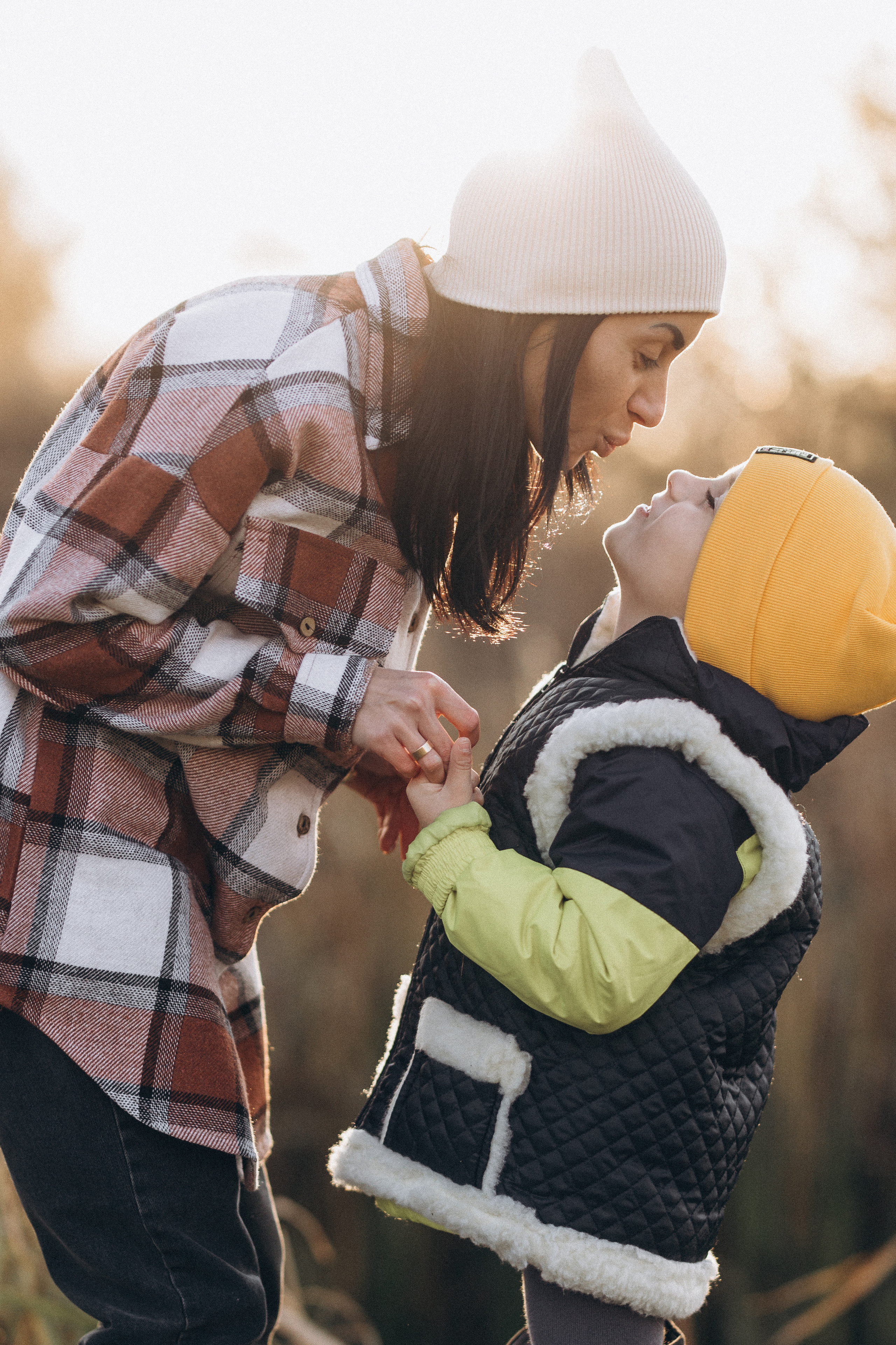 Herbstspaziergang am Fluss. Hochzeitsfotograf in Nürnberg, Bamberg, Deutschland