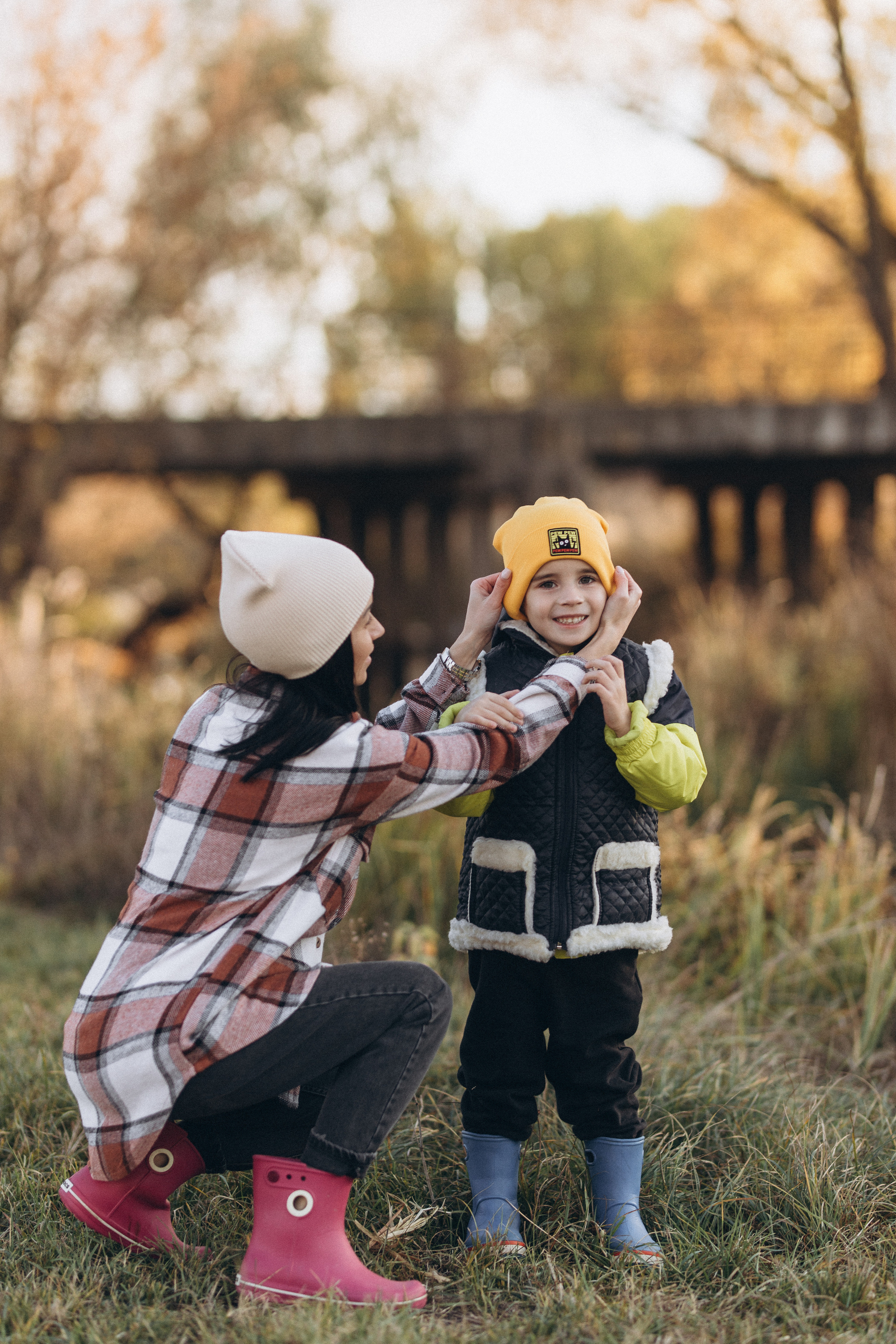 Herbstspaziergang am Fluss. Hochzeitsfotograf in Nürnberg, Bamberg, Deutschland