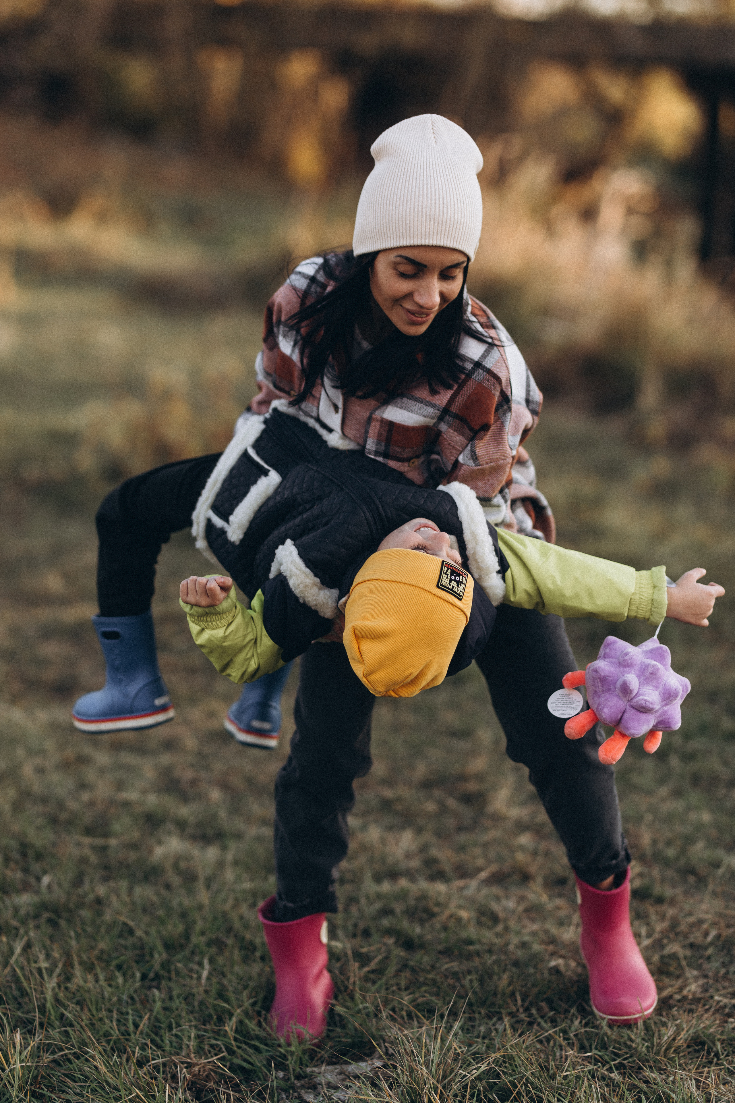 Herbstspaziergang am Fluss. Hochzeitsfotograf in Nürnberg, Bamberg, Deutschland