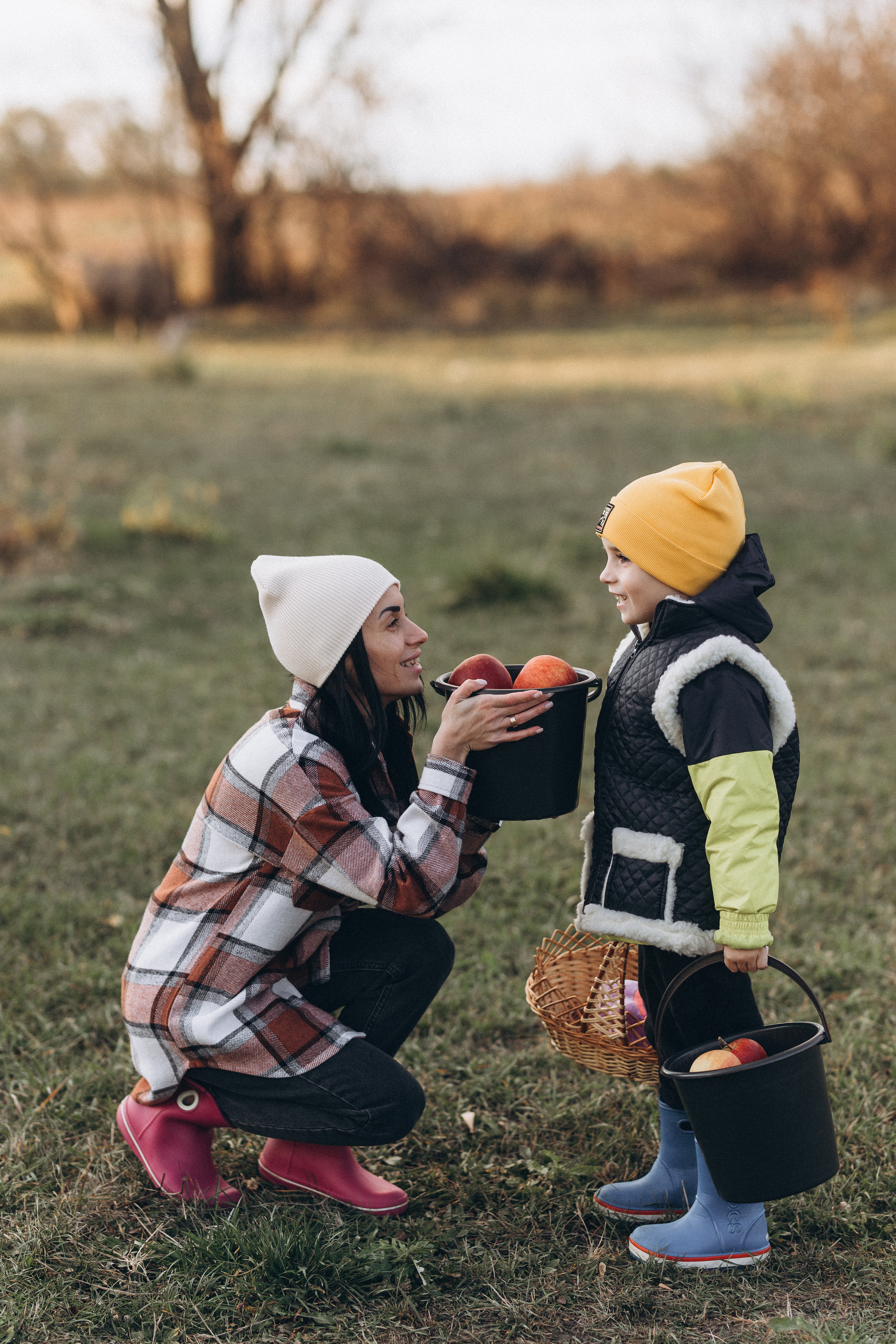 Herbstspaziergang am Fluss. Hochzeitsfotograf in Nürnberg, Bamberg, Deutschland