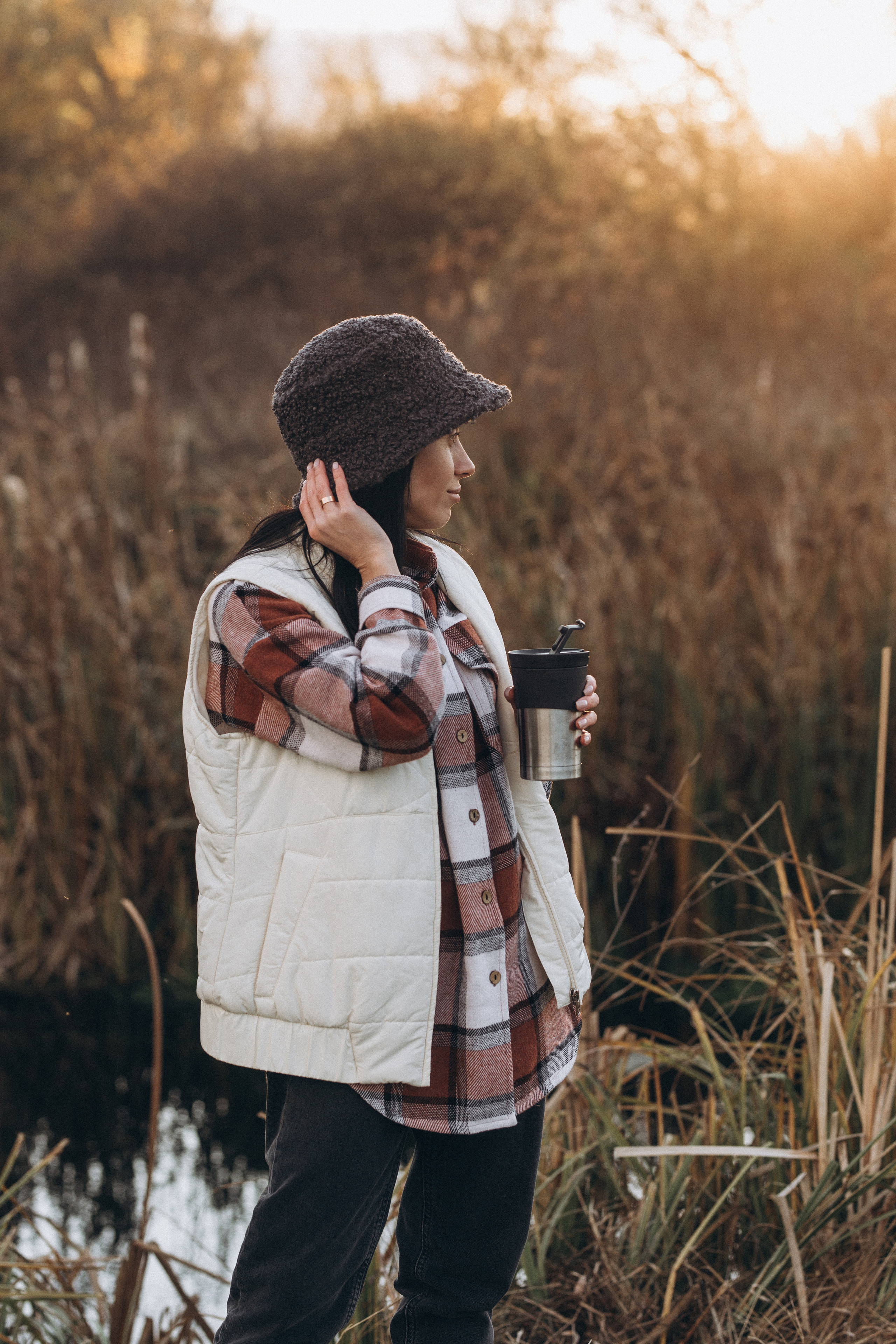 Herbstspaziergang am Fluss. Hochzeitsfotograf in Nürnberg, Bamberg, Deutschland