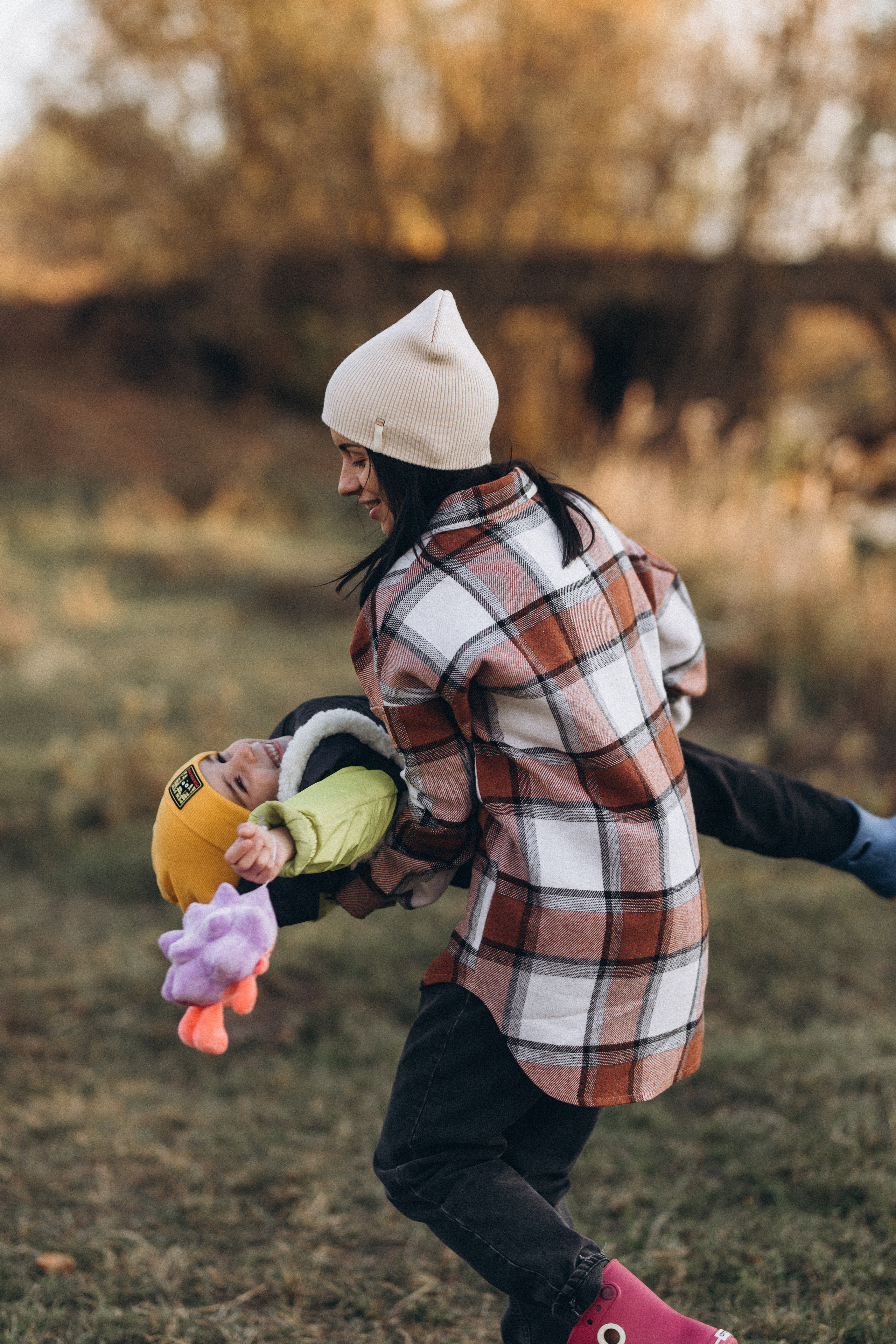 Herbstspaziergang am Fluss. Hochzeitsfotograf in Nürnberg, Bamberg, Deutschland