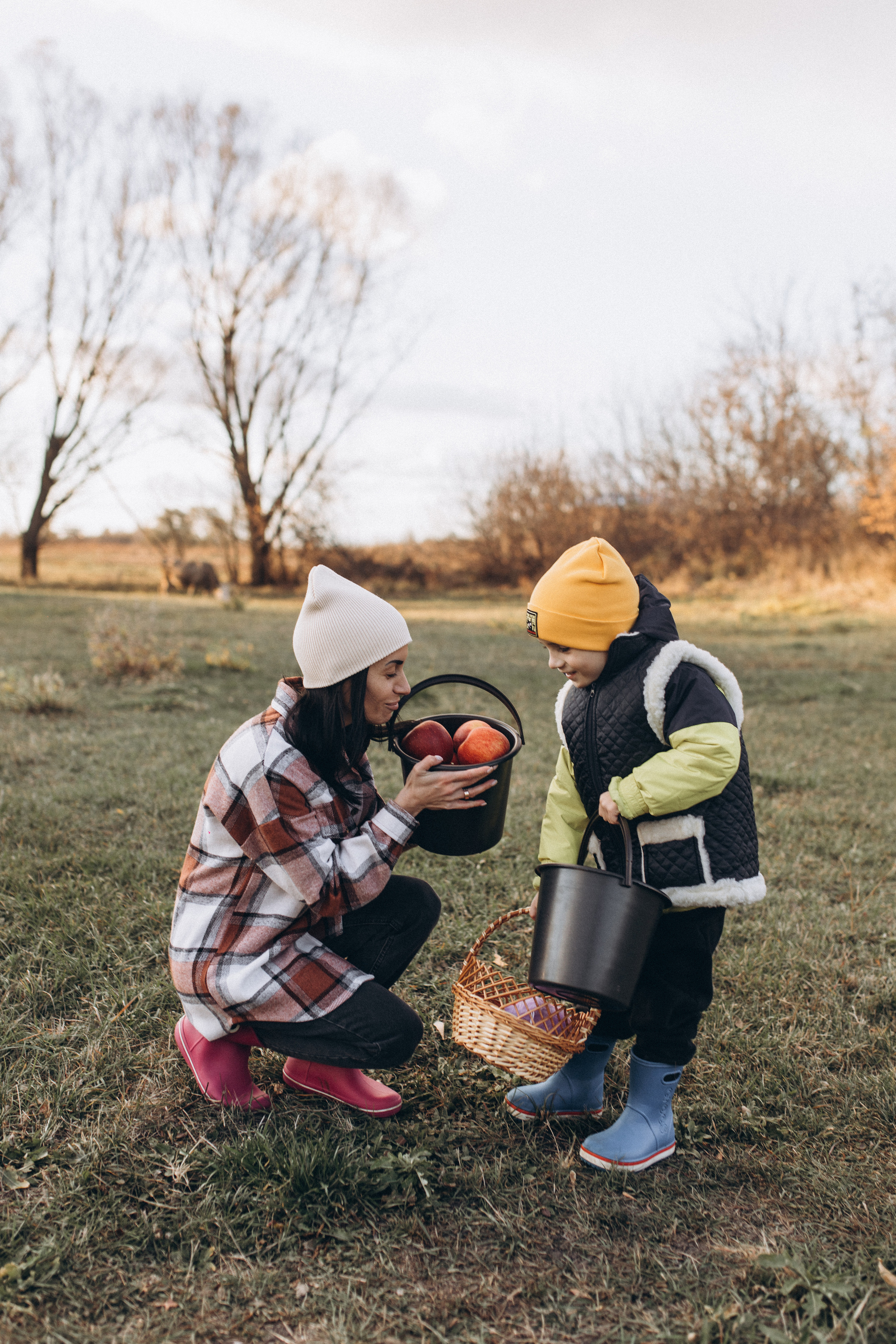 Herbstspaziergang am Fluss. Hochzeitsfotograf in Nürnberg, Bamberg, Deutschland