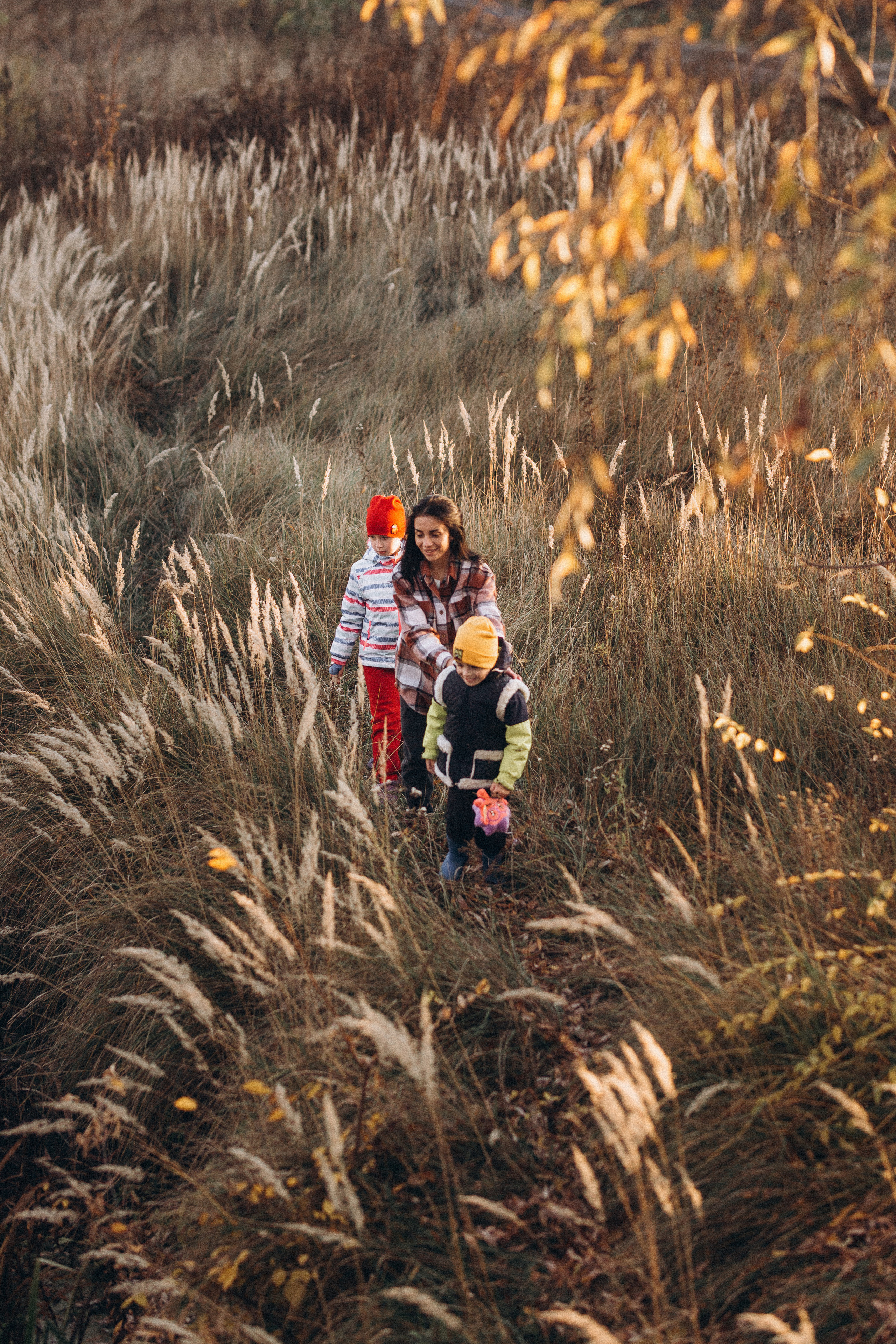Herbstspaziergang am Fluss. Hochzeitsfotograf in Nürnberg, Bamberg, Deutschland
