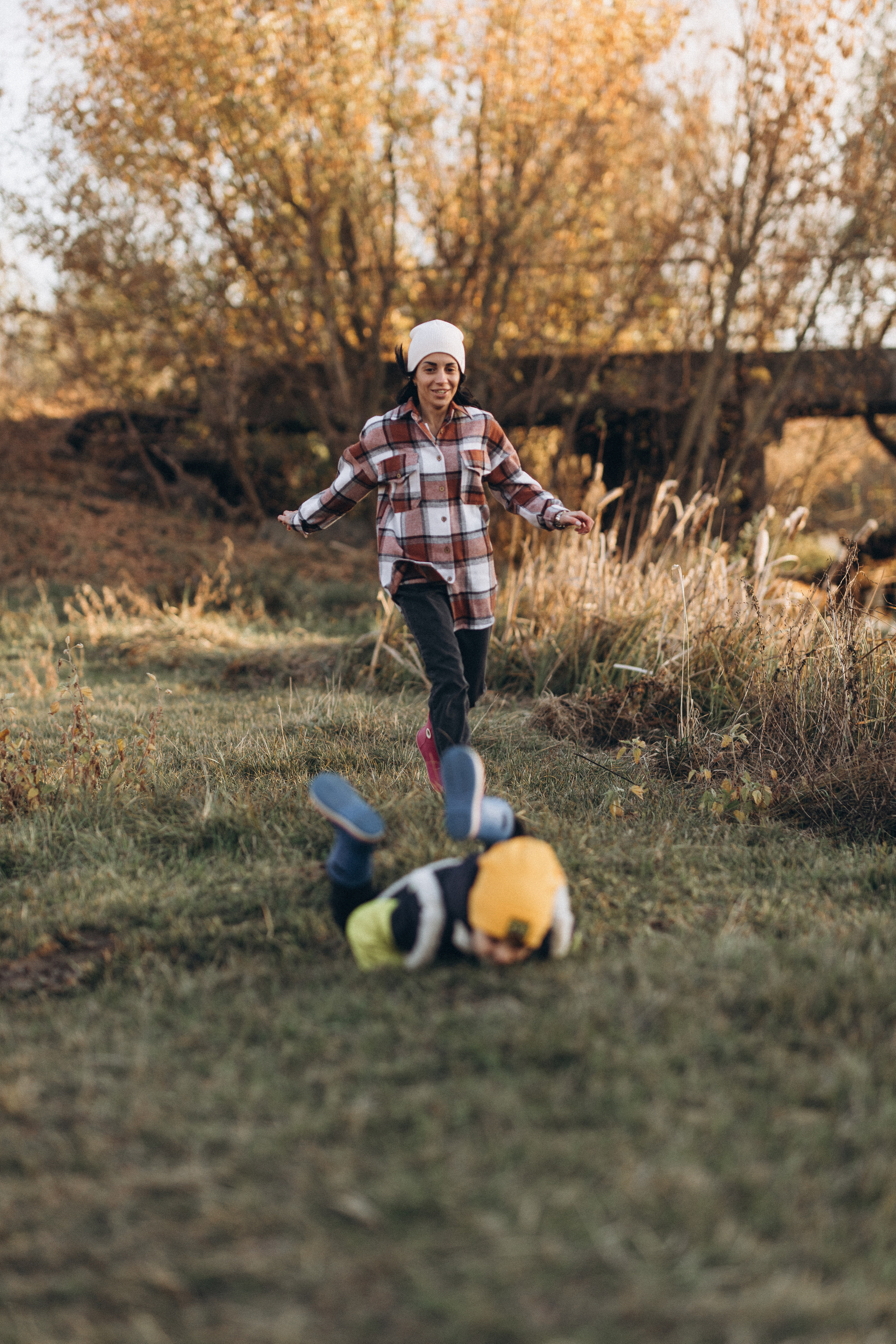 Herbstspaziergang am Fluss. Hochzeitsfotograf in Nürnberg, Bamberg, Deutschland
