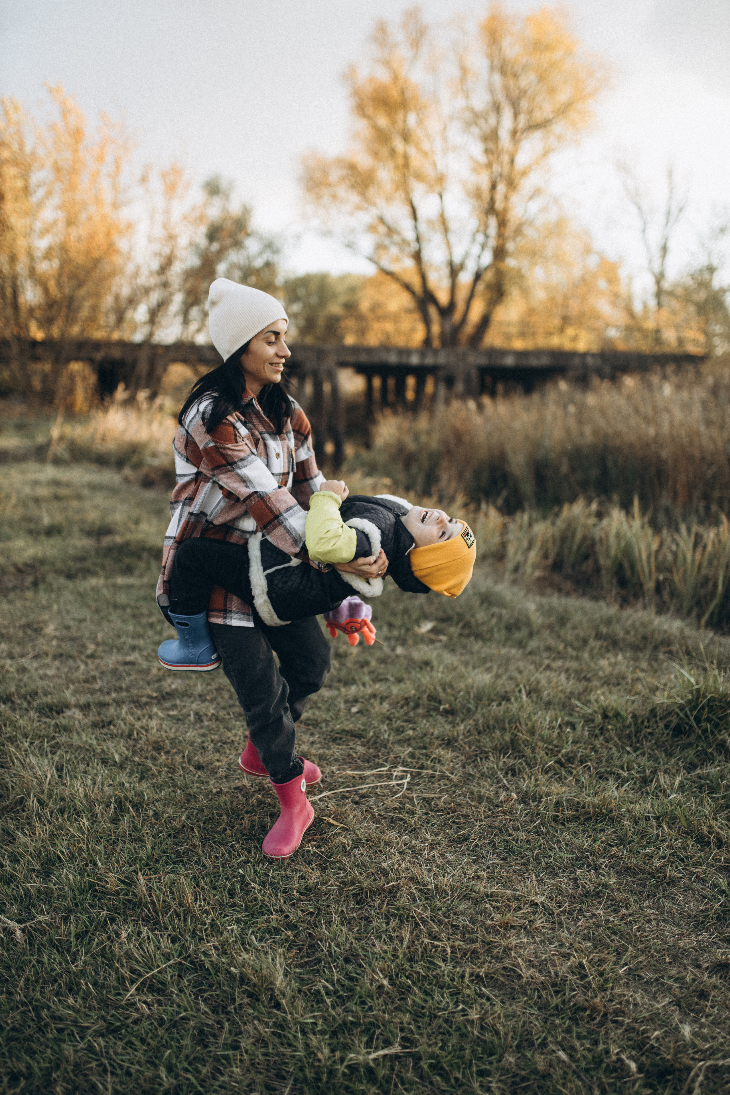 Herbstspaziergang am Fluss. Hochzeitsfotograf in Nürnberg, Bamberg, Deutschland