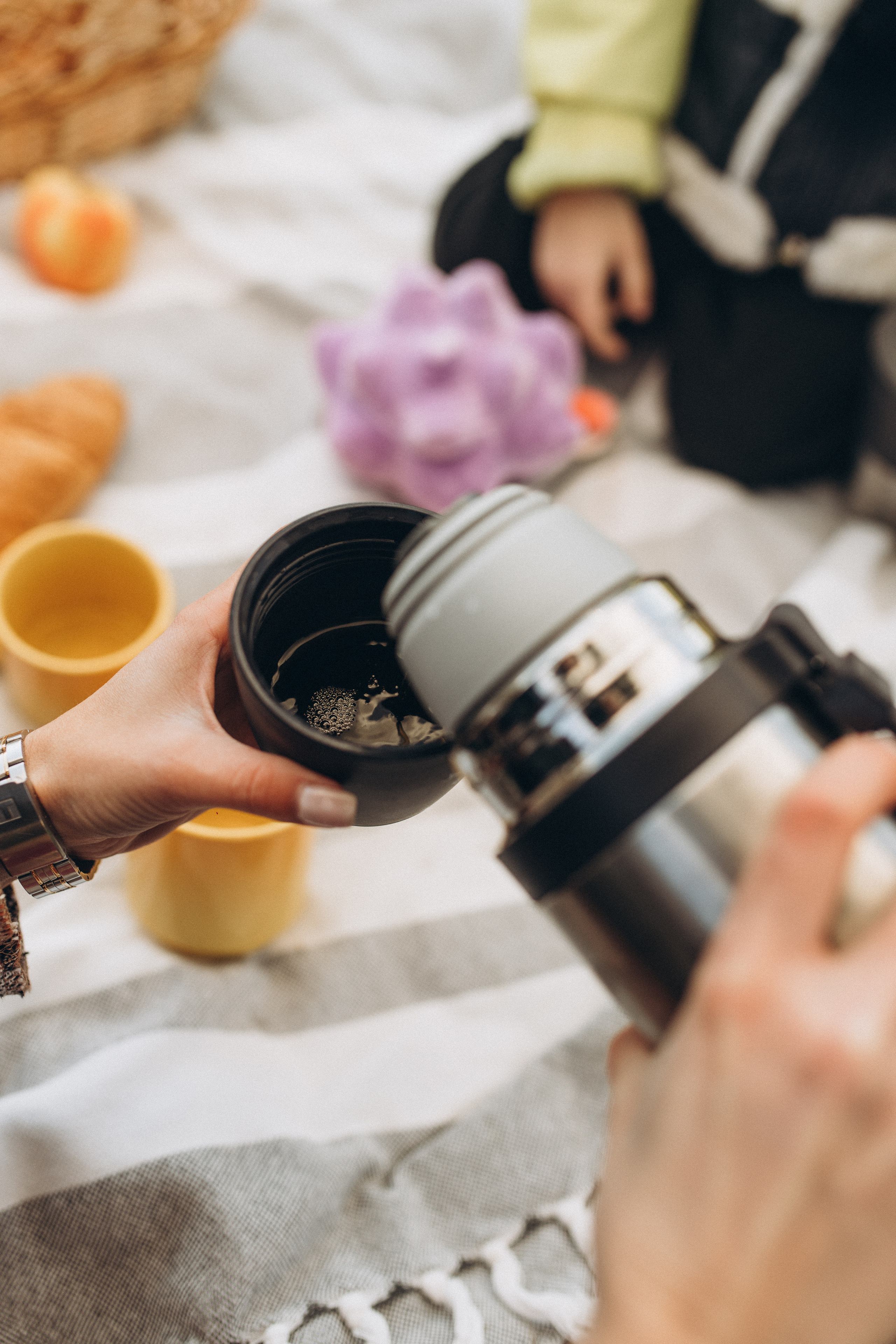 Herbstspaziergang am Fluss. Hochzeitsfotograf in Nürnberg, Bamberg, Deutschland