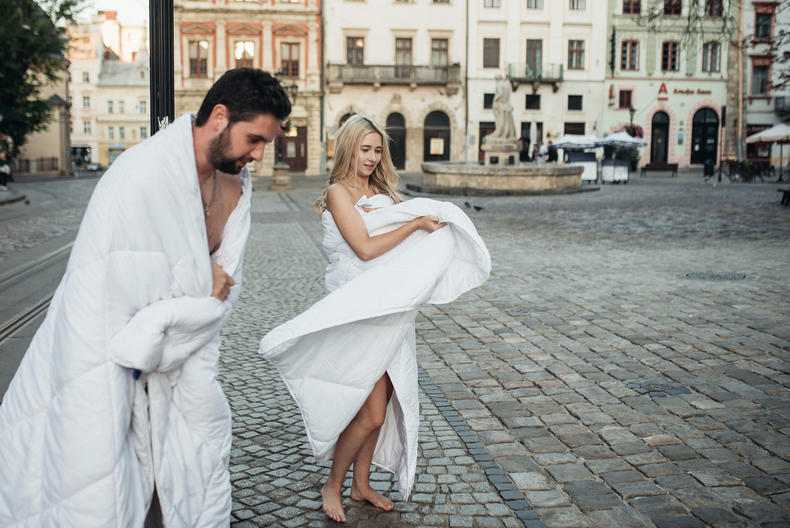 Фотосесія в Львові на світанку в одіялах, фотосесія в одіялах. Весільний фотограф Цимбалюк Микола Луцьк