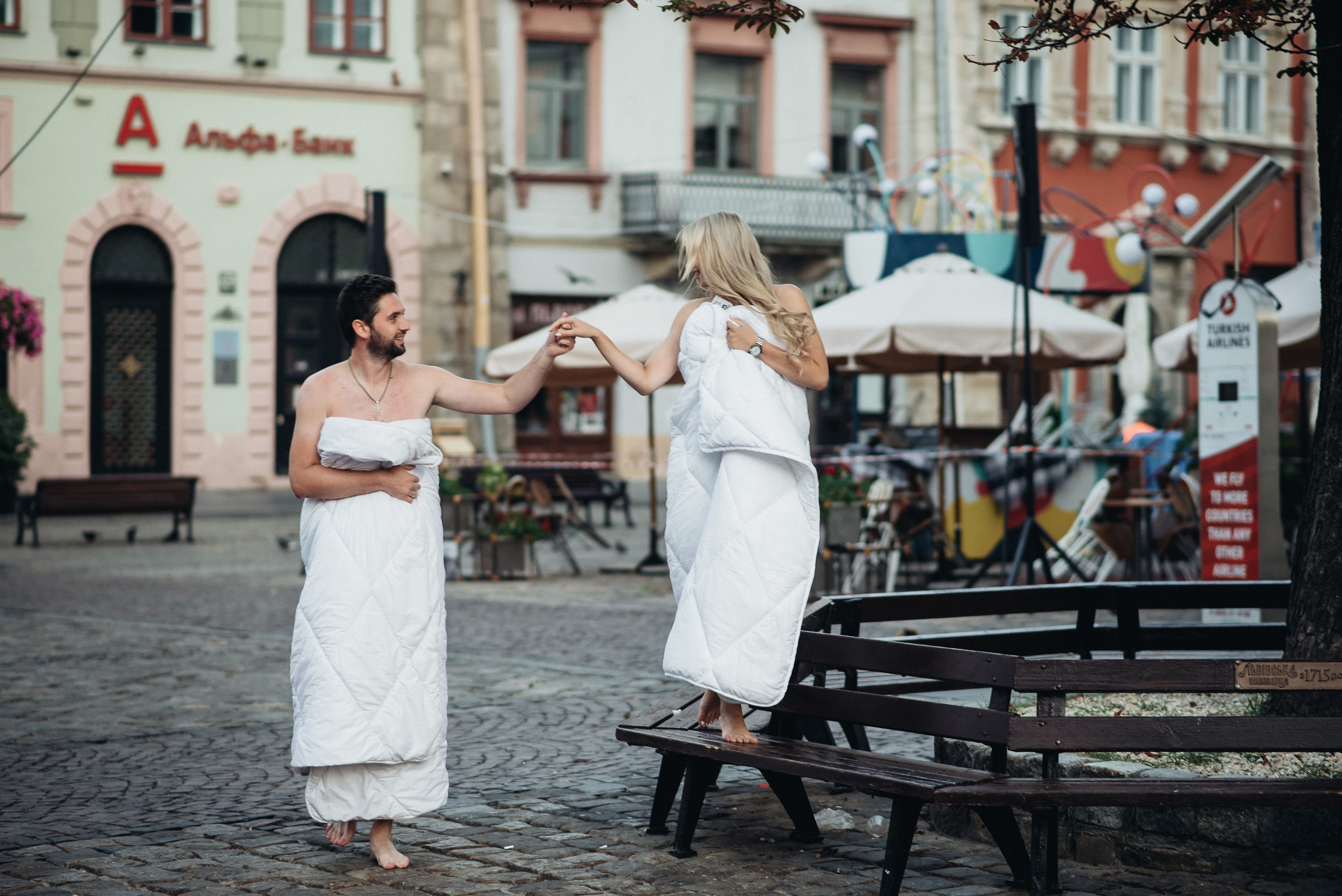 Фотосесія в Львові на світанку в одіялах, фотосесія в одіялах. Весільний фотограф Цимбалюк Микола Луцьк