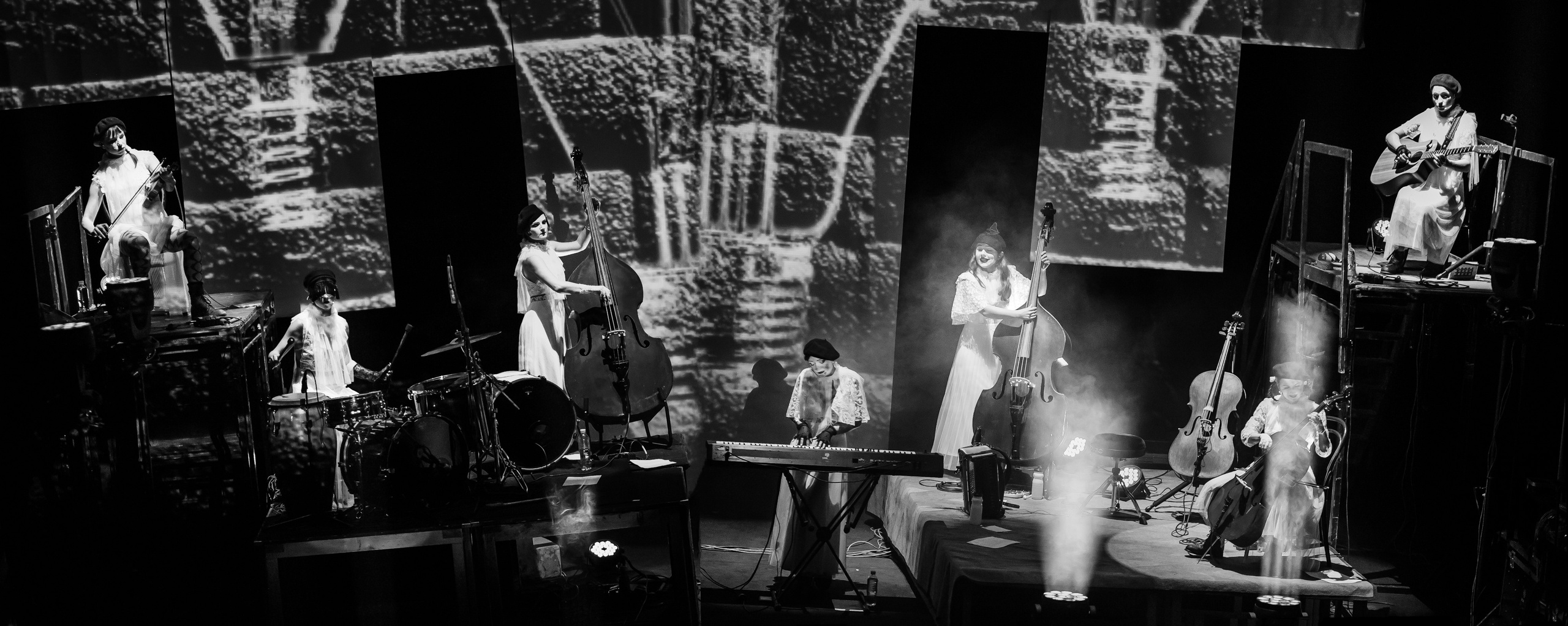 Фоторепортаж з концерту гурту Dakh Daughters. Тарас Бовт. Фотограф Львів. Портрети та репортаж з подій