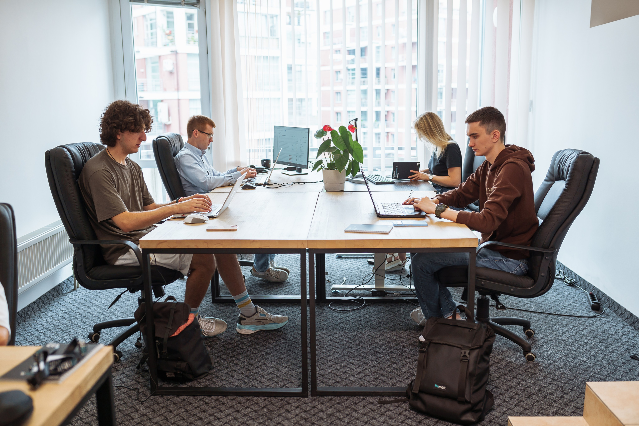 Фотосесія для іт-компанії, фотосесія команди, фото в офісі компанії. Тарас Бовт. Фотограф Львів. Портрети та репортаж з подій