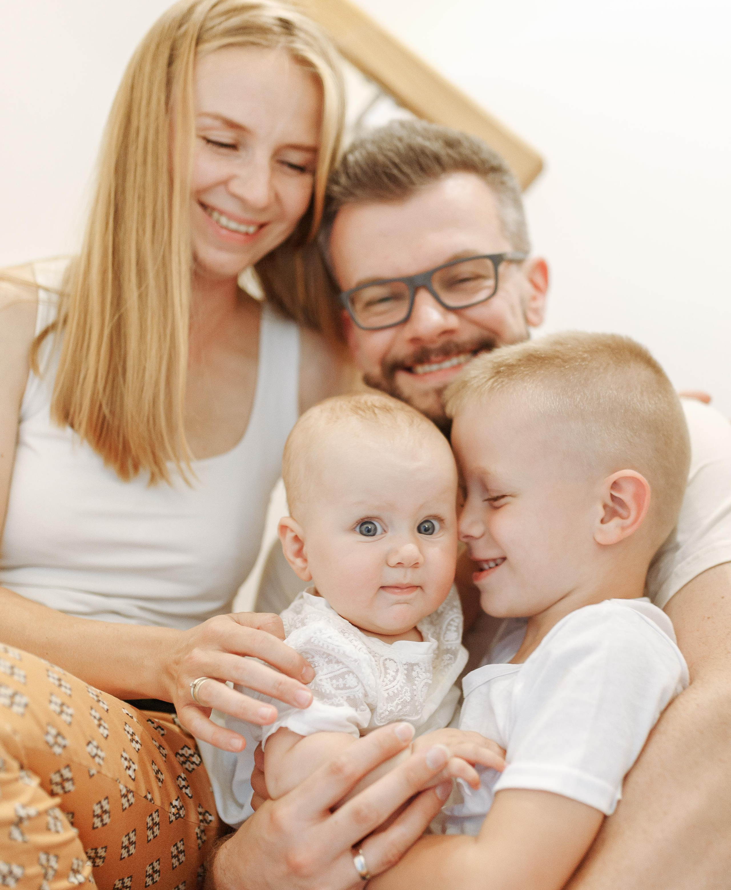 сімейна зйомка львів, сімейний фотограф львів, сімейні фото, фотограф на дому, зйомка новонародженних, зйомка немовлят, тато і син