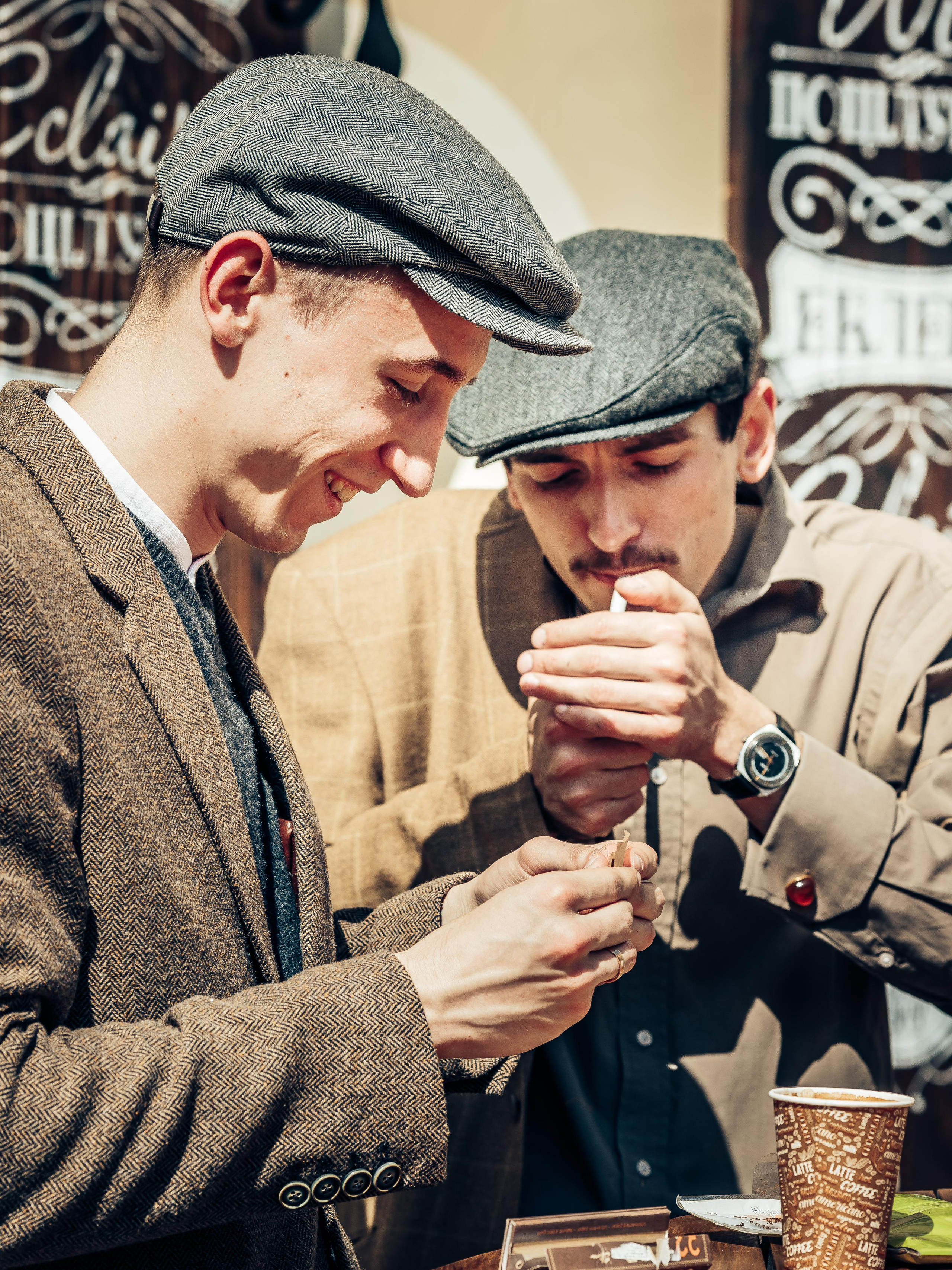 Батяри крутять самокрутки на променаді