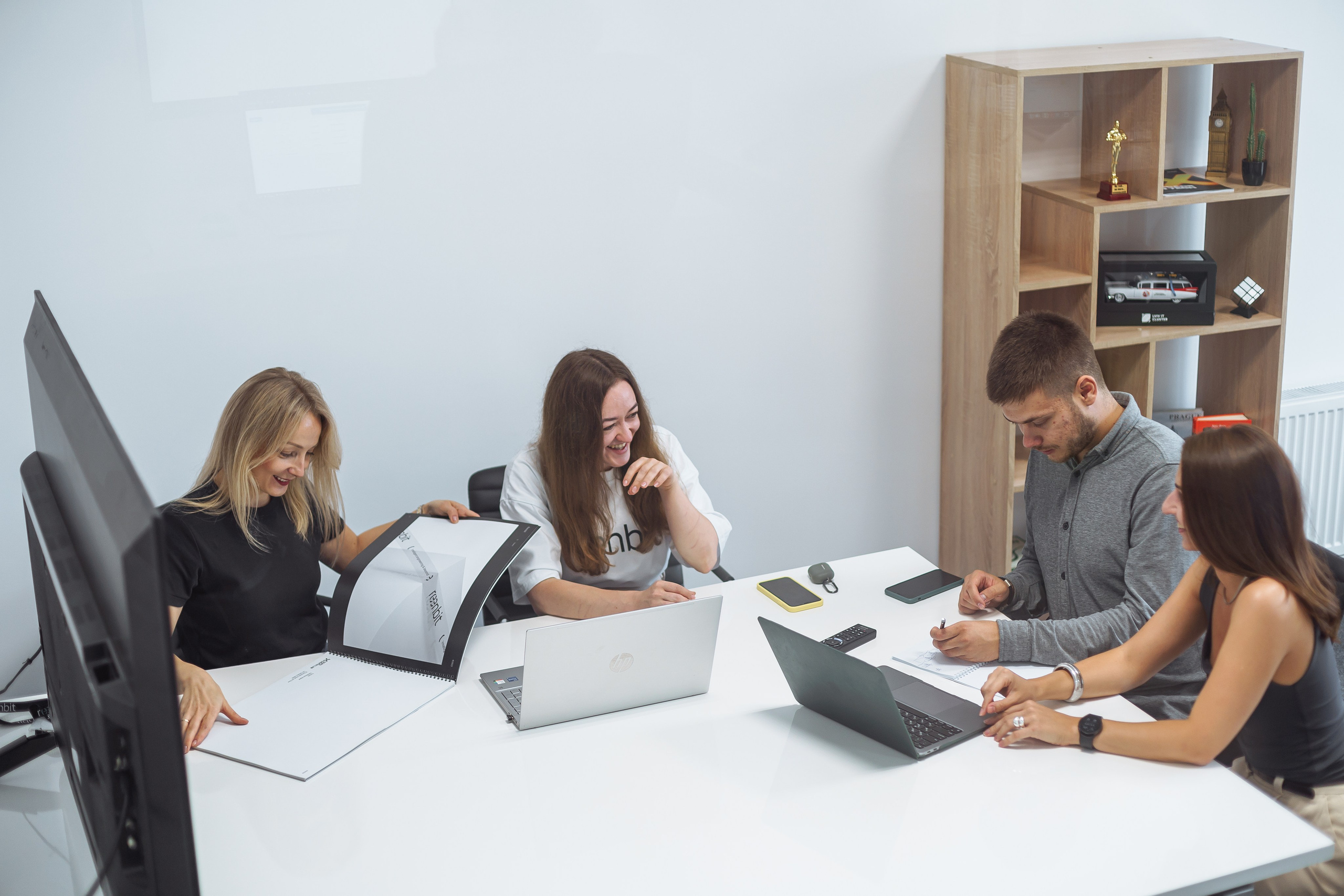 Фотосесія для іт-компанії, фотосесія команди, фото в офісі компанії. Тарас Бовт. Фотограф Львів. Портрети та репортаж з подій