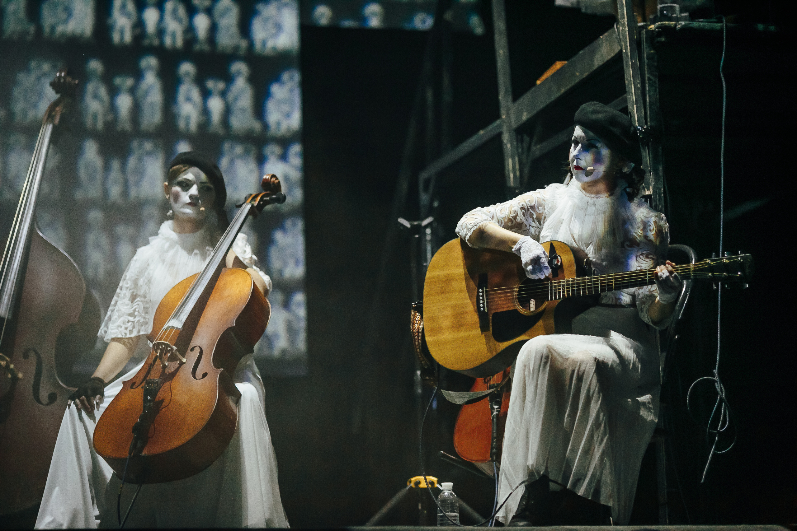 Фоторепортаж з концерту гурту Dakh Daughters. Тарас Бовт. Фотограф Львів. Портрети та репортаж з подій