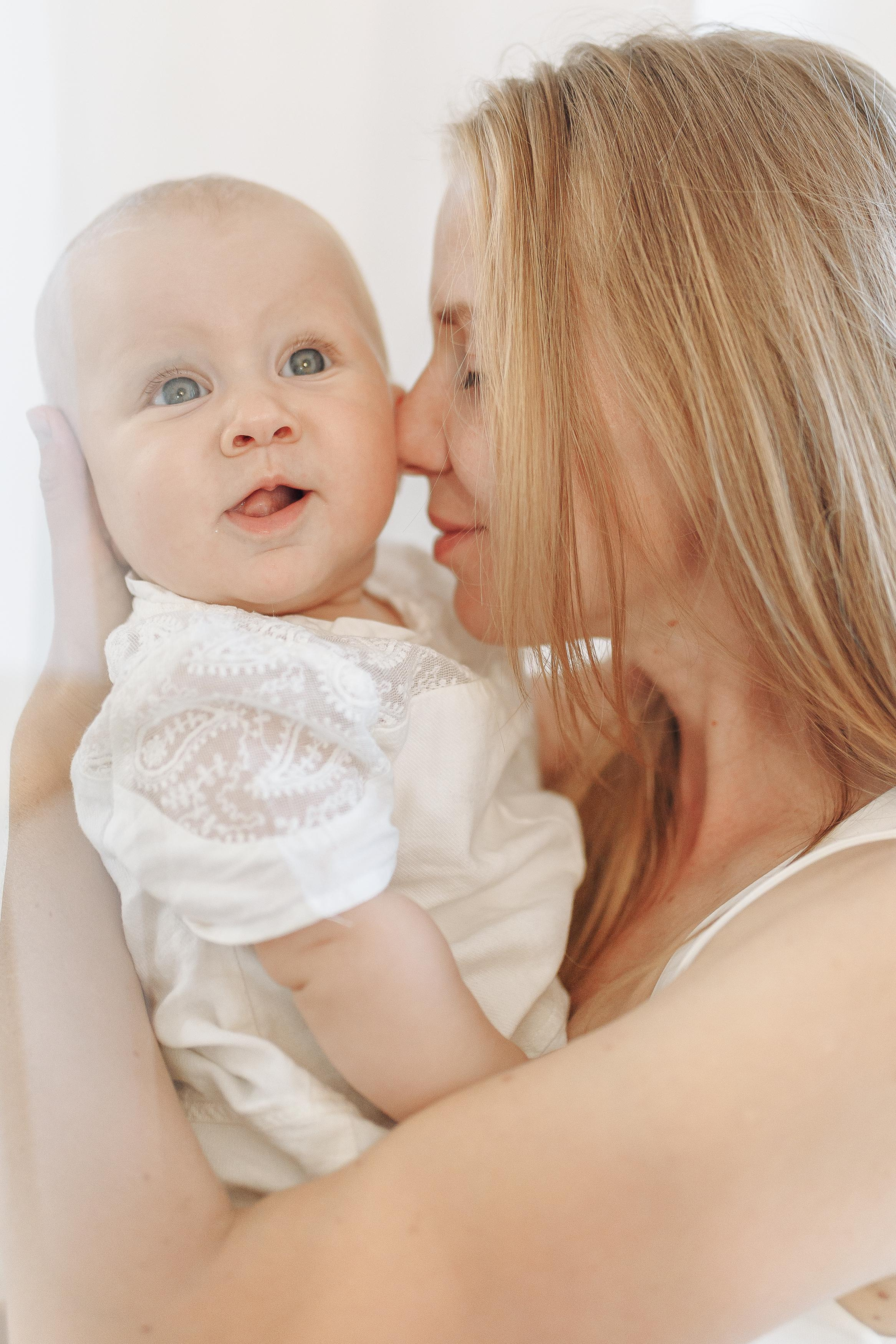 сімейна зйомка львів, сімейний фотограф львів, сімейні фото, фотограф на дому, зйомка новонародженних, зйомка немовлят, тато і син