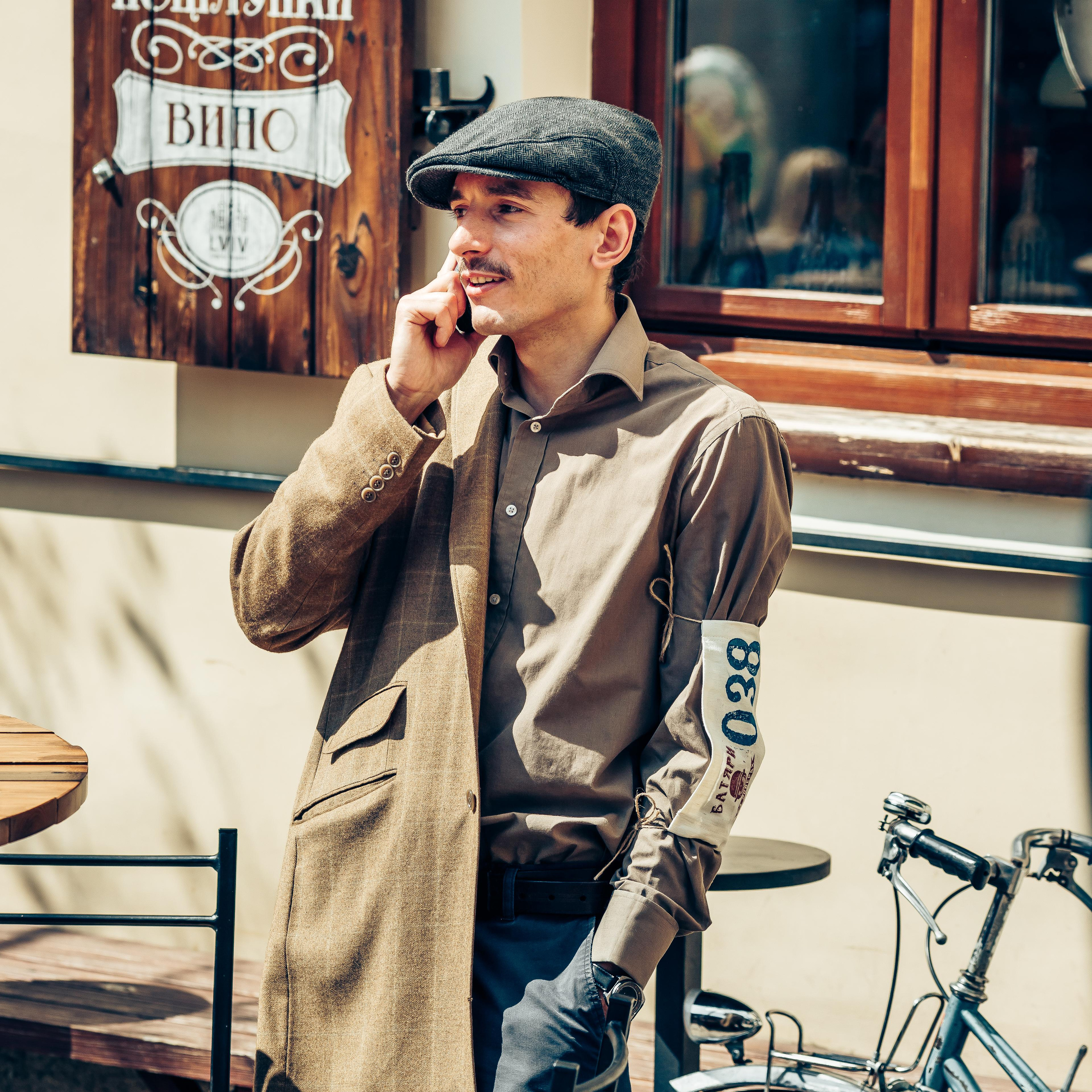 Батяр розмовляє по мобільному телефоні