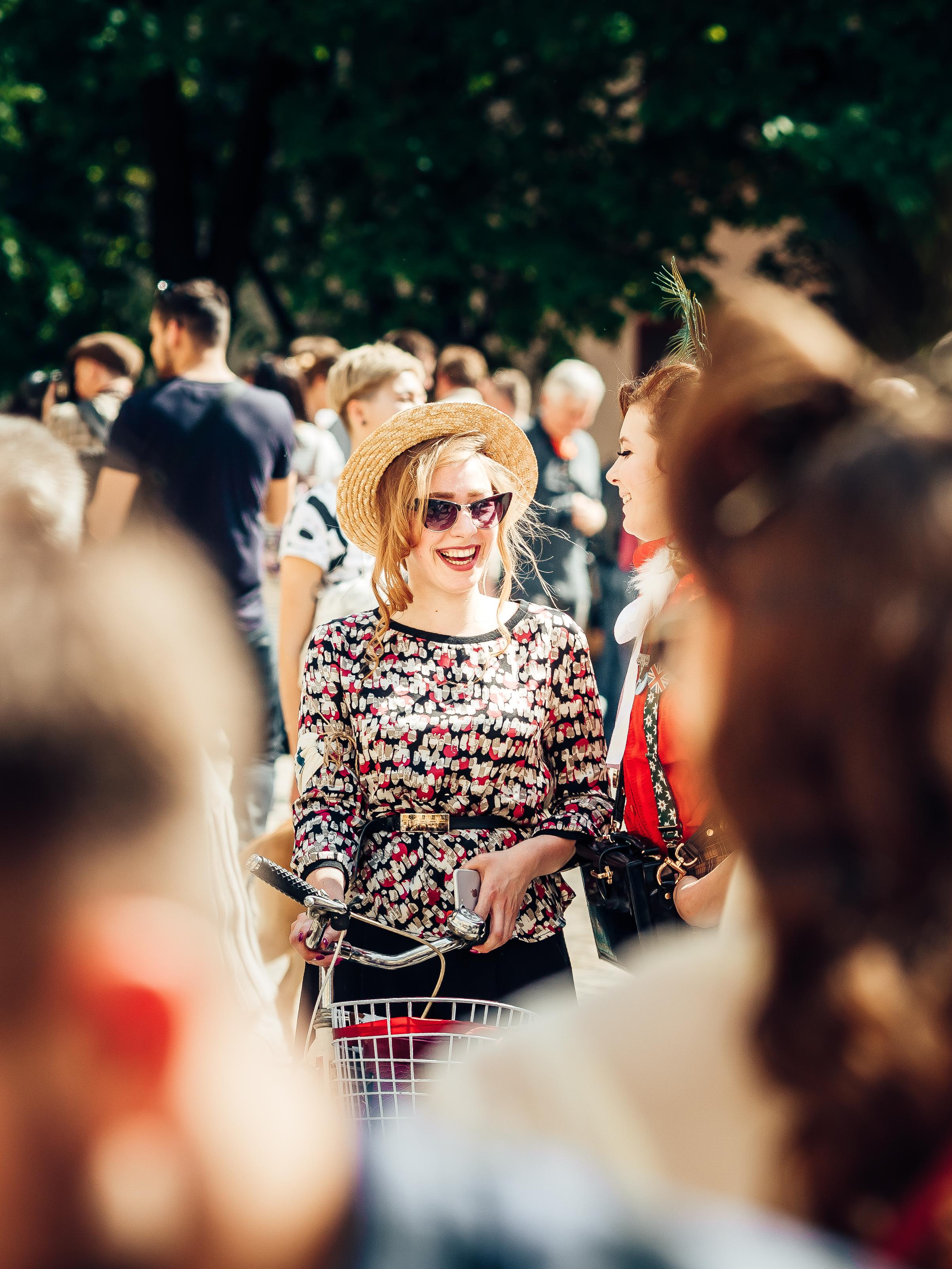 Усмішка шац кобіти в солом'яному капелюсі