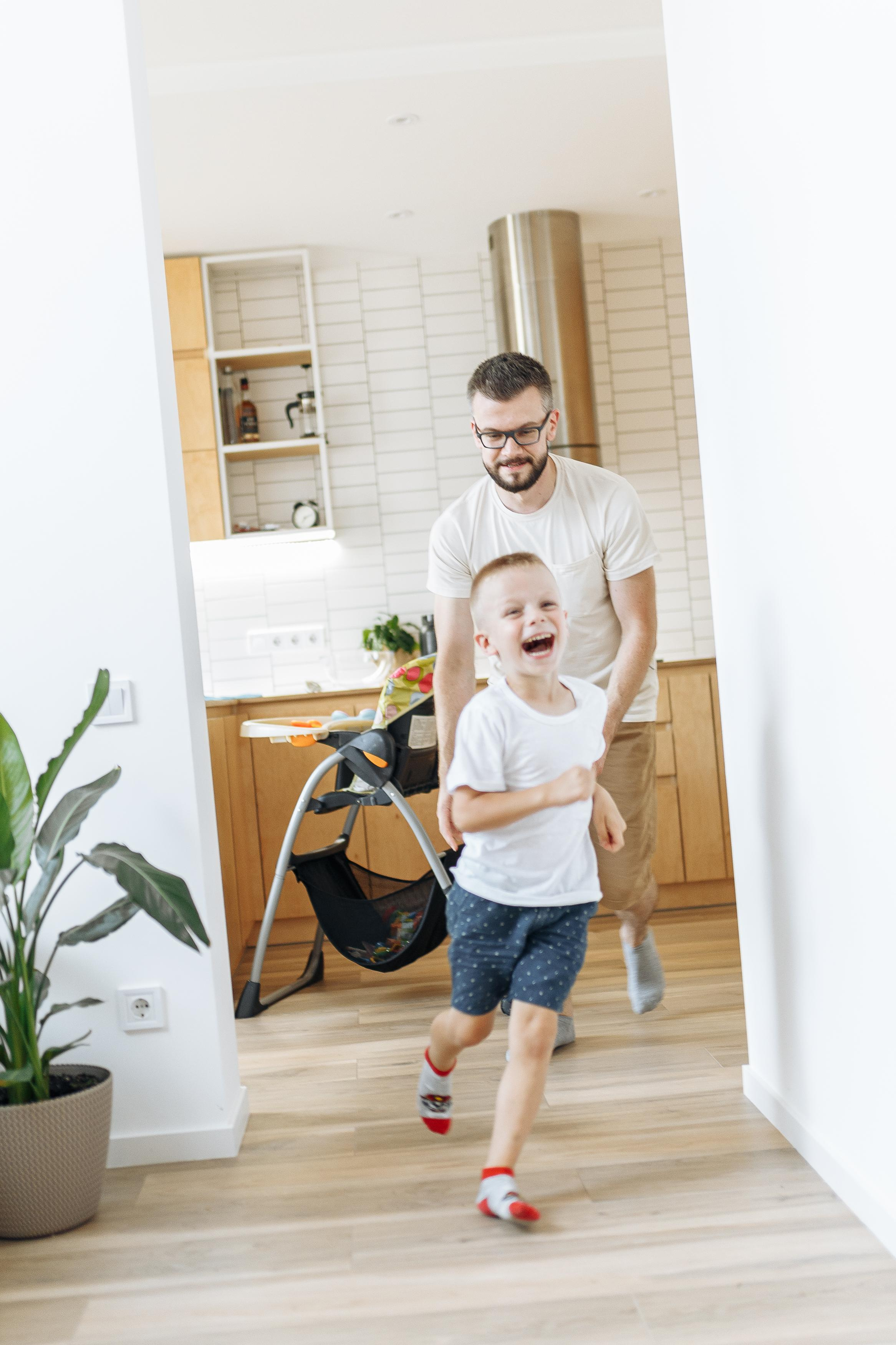 сімейна зйомка львів, сімейний фотограф львів, сімейні фото, фотограф на дому, зйомка новонародженних, зйомка немовлят, тато і син