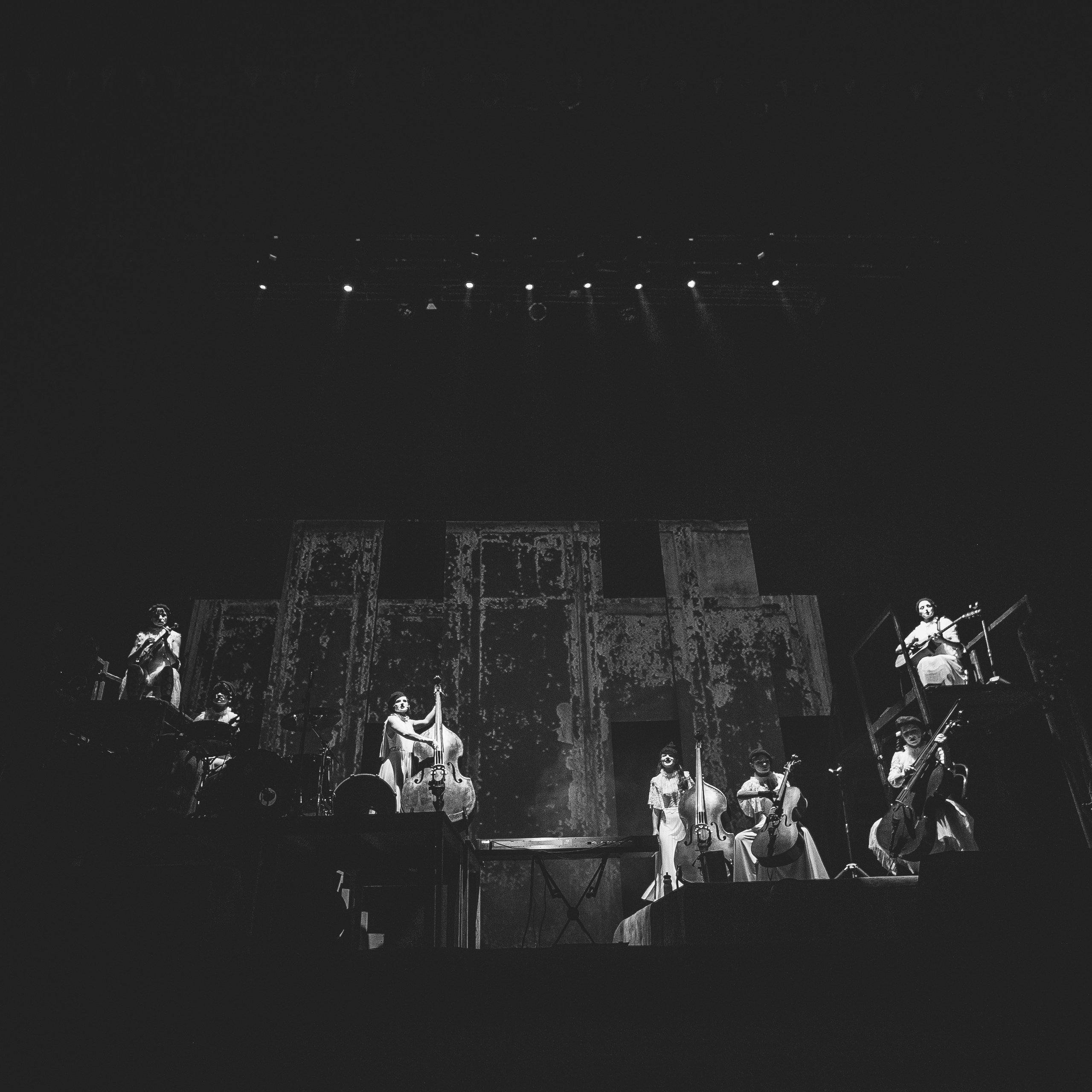 Фоторепортаж з концерту гурту Dakh Daughters. Тарас Бовт. Фотограф Львів. Портрети та репортаж з подій